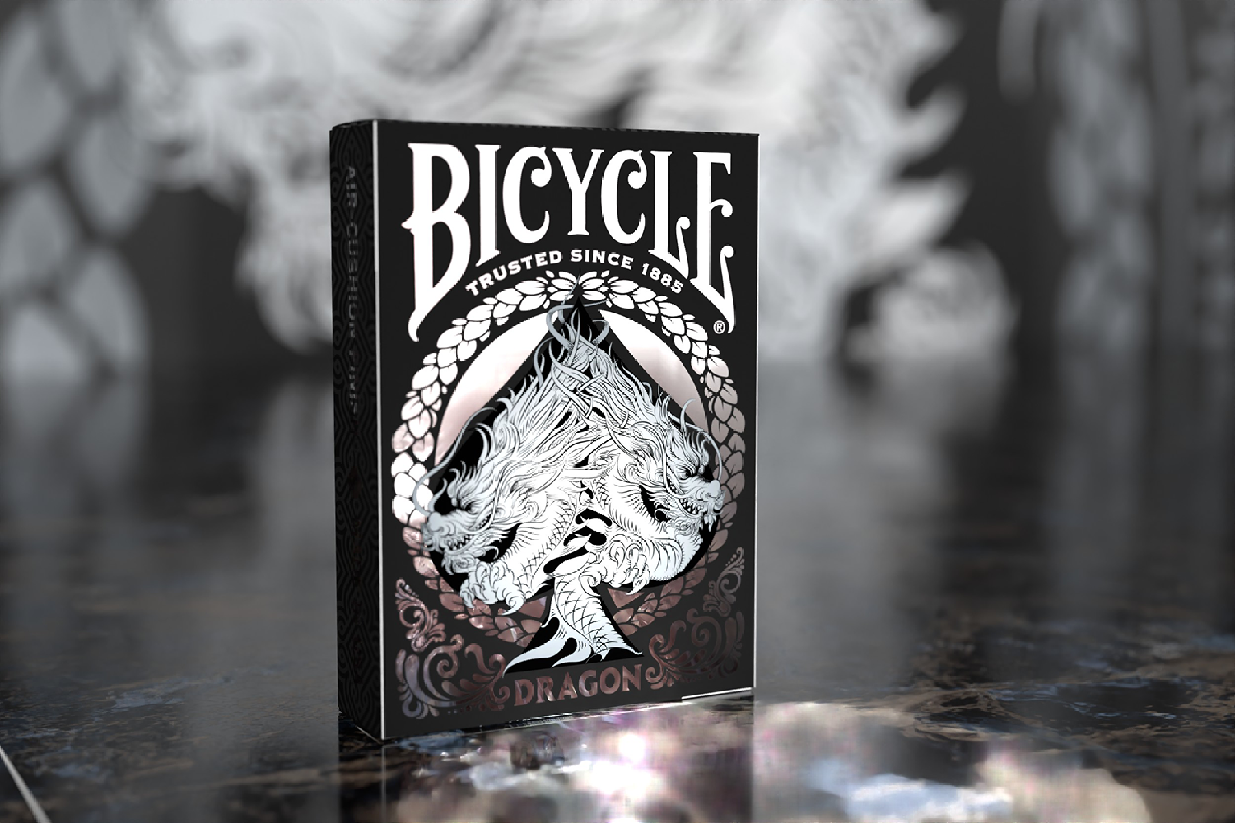 Schwarzes Bicycle Dragon Deck. Karten zeigen ein Drachendesign. Der Hintergrund ist unscharf.