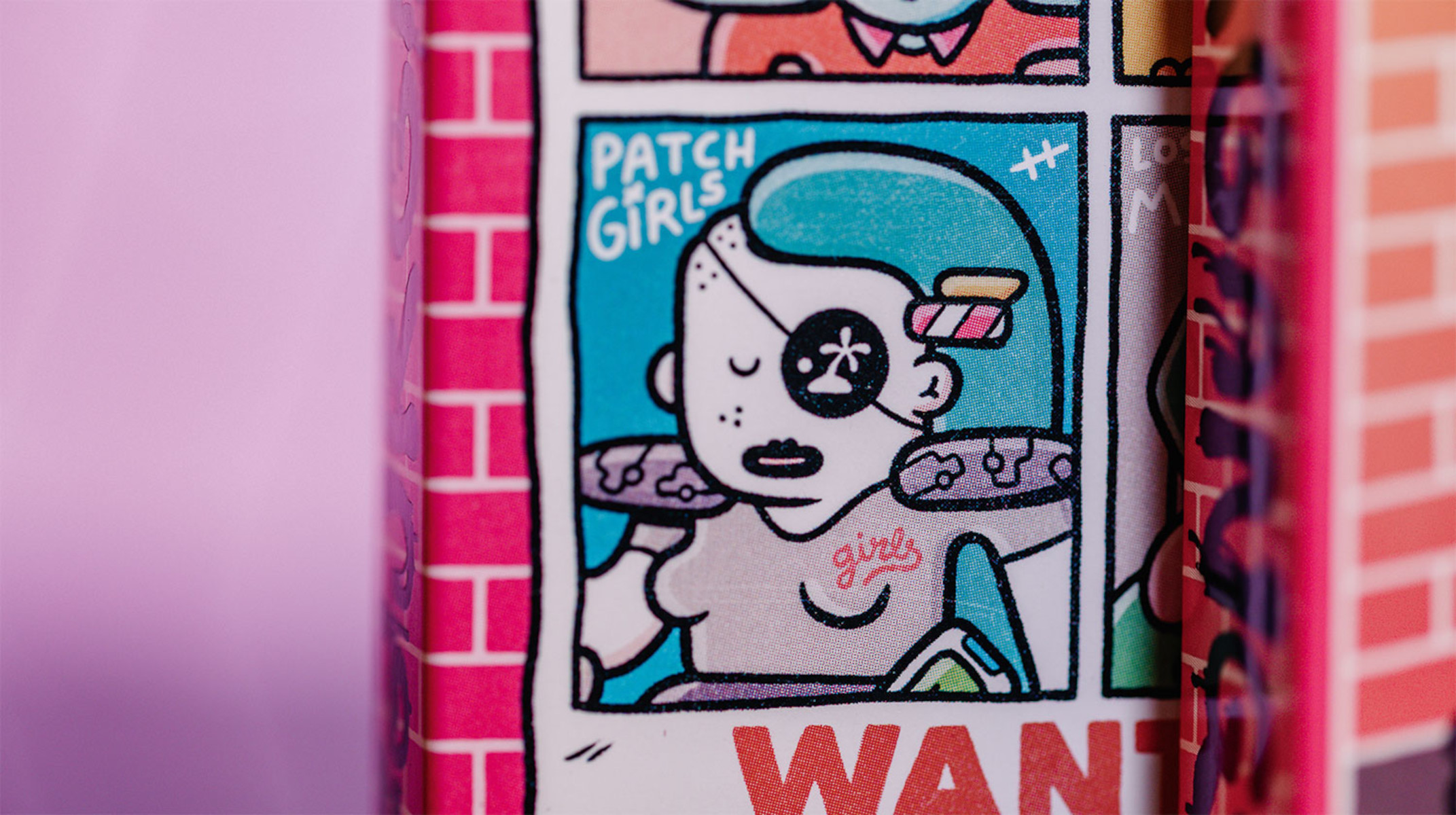 Ein Comic-Panel mit einem Mädchen mit Augenklappe und den Worten 'PATCH GIRLS'.
