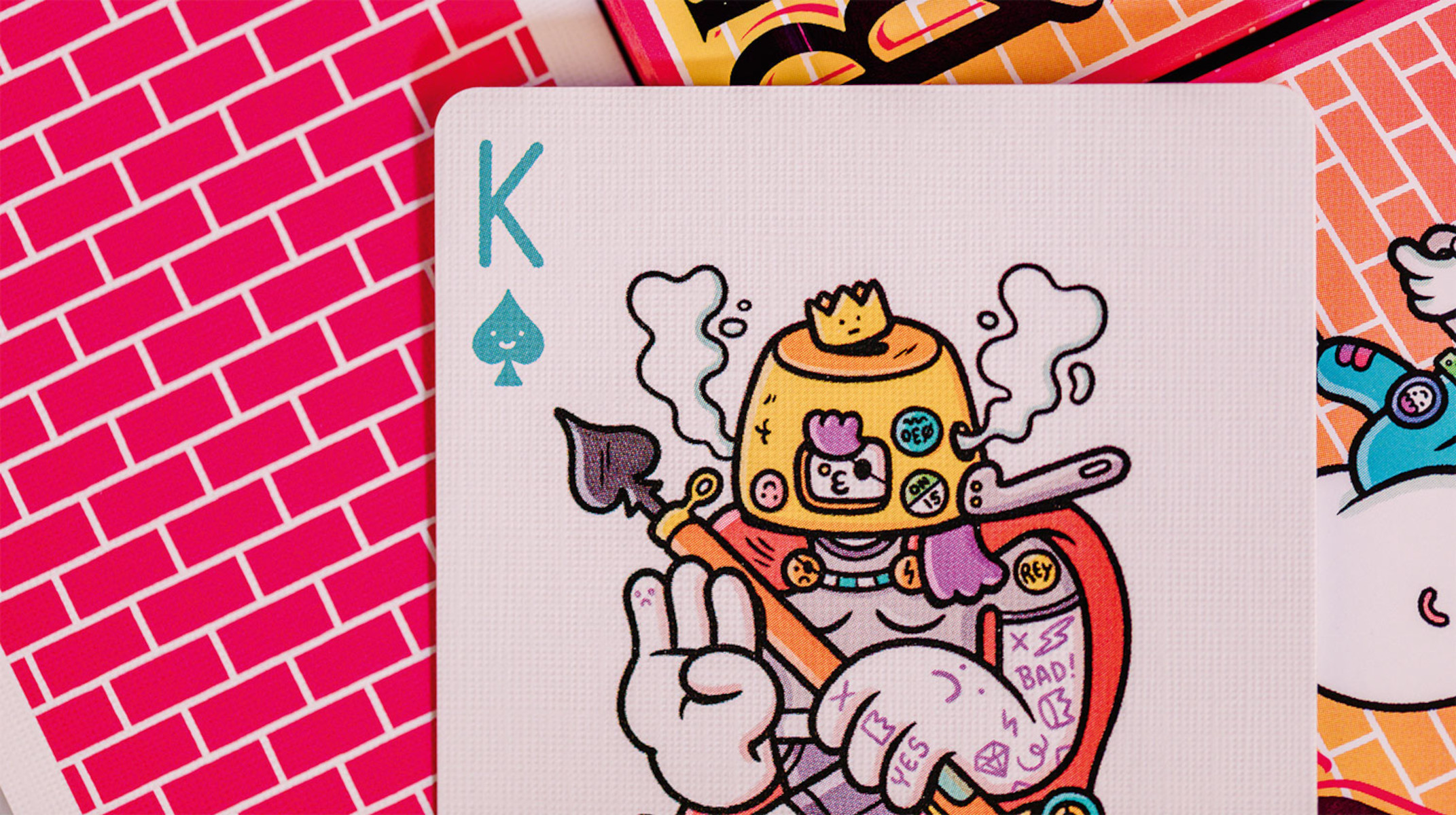 Spielkarte, Pik-König, mit einem cartoonartigen und farbenfrohen Design.