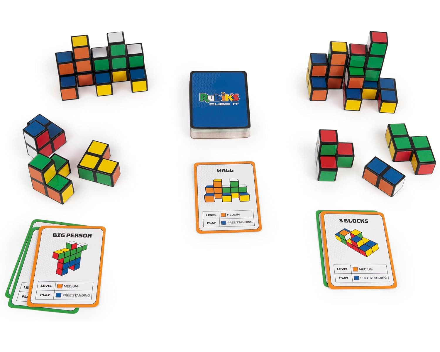 Rubik's Cube Spielsteine und Karten. Würfel sind mehrfarbig. Karten zeigen Würfelanordnungen und Anweisungen.