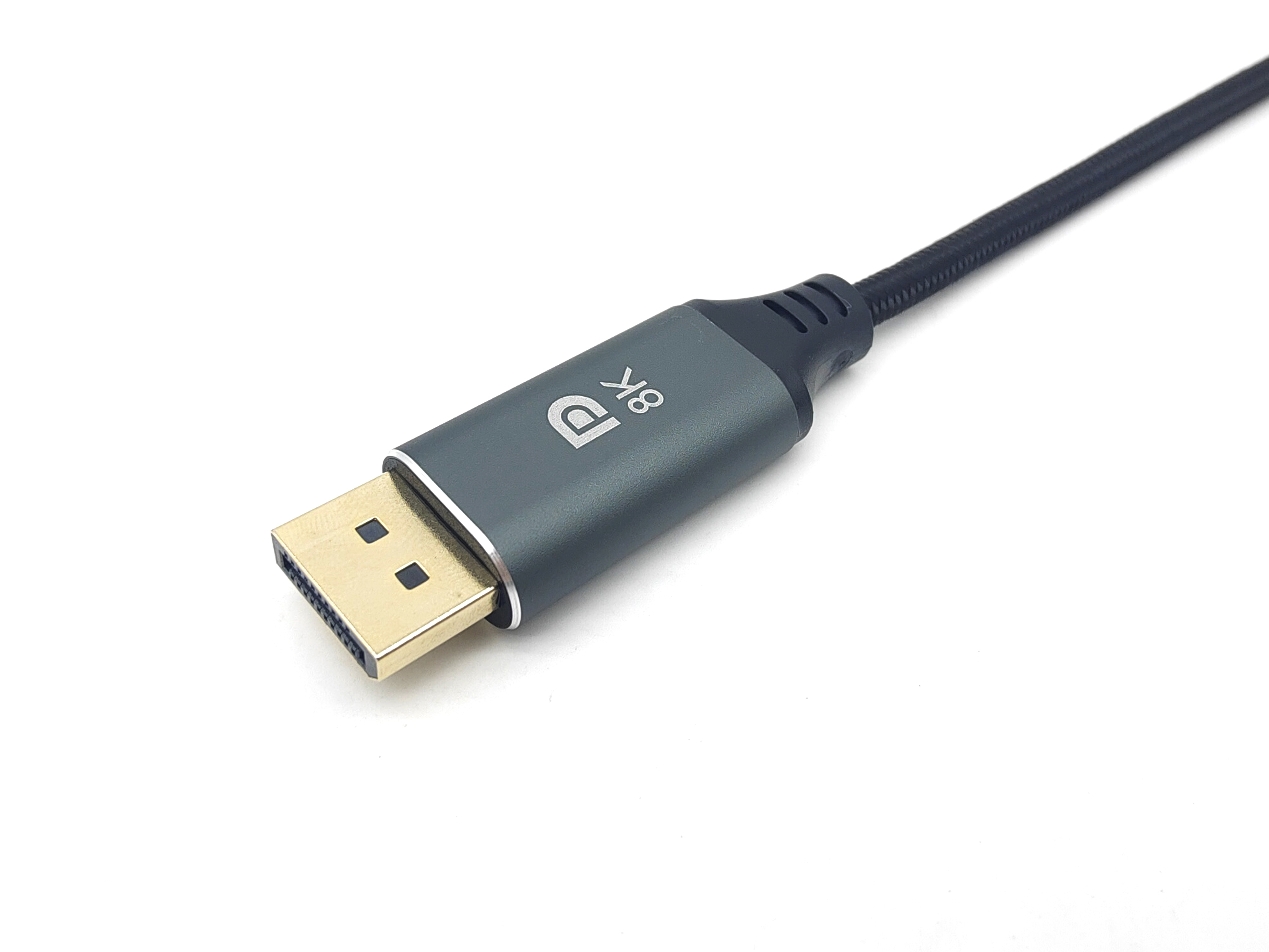 Szary kabel DisplayPort ze złączem na białym tle. Nadruk 8K.