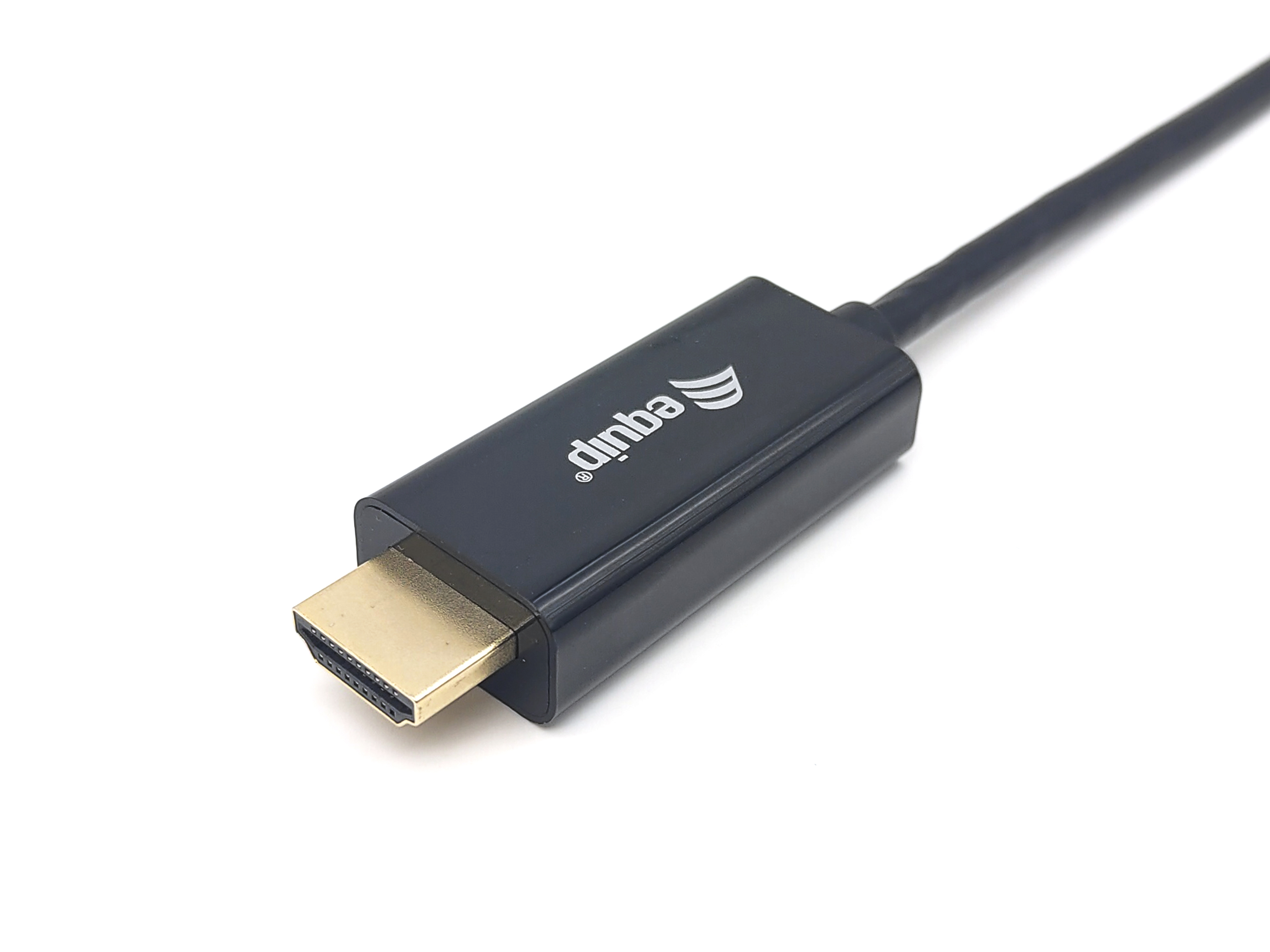 Cable HDMI negro con un conector en el extremo, sobre fondo blanco. La marca es equip.