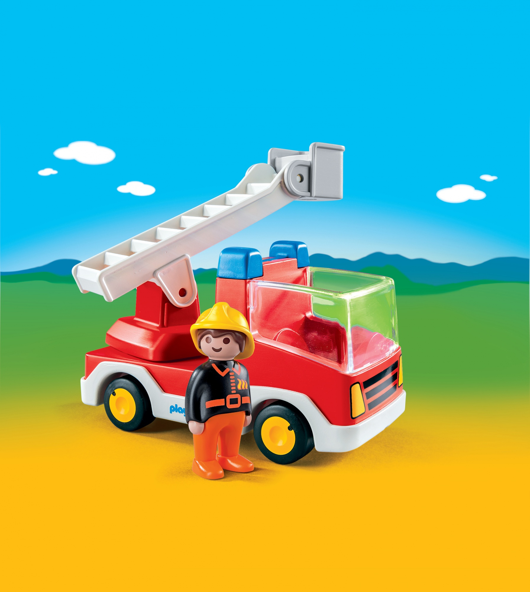 Rotes Feuerwehrauto-Spielzeug mit Feuerwehrmann-Figur. Blauer und grüner Hintergrund.