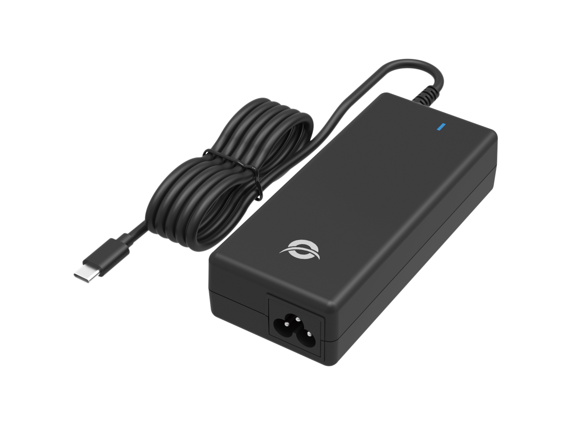 Adaptador de corriente negro con conector USB-C y enchufe de tres clavijas. Fondo blanco.