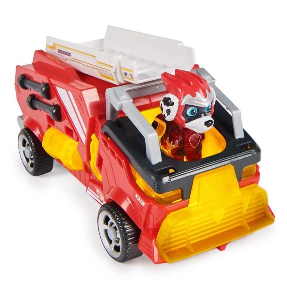 Rotes Spielzeug-Feuerwehrauto mit Hundefigur. Weißer Hintergrund.