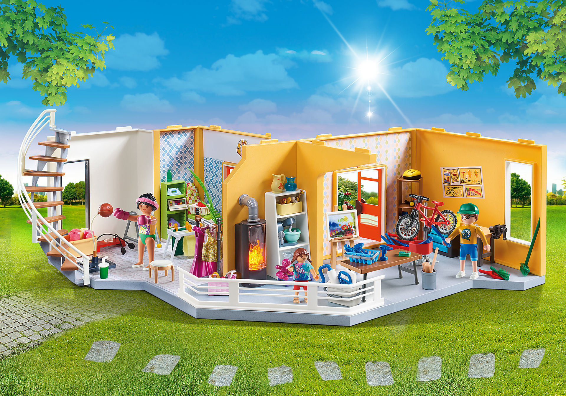 Playmobil-Hausinnenraum mit Figuren und Möbeln. Außenbereich mit Gras und Himmel.