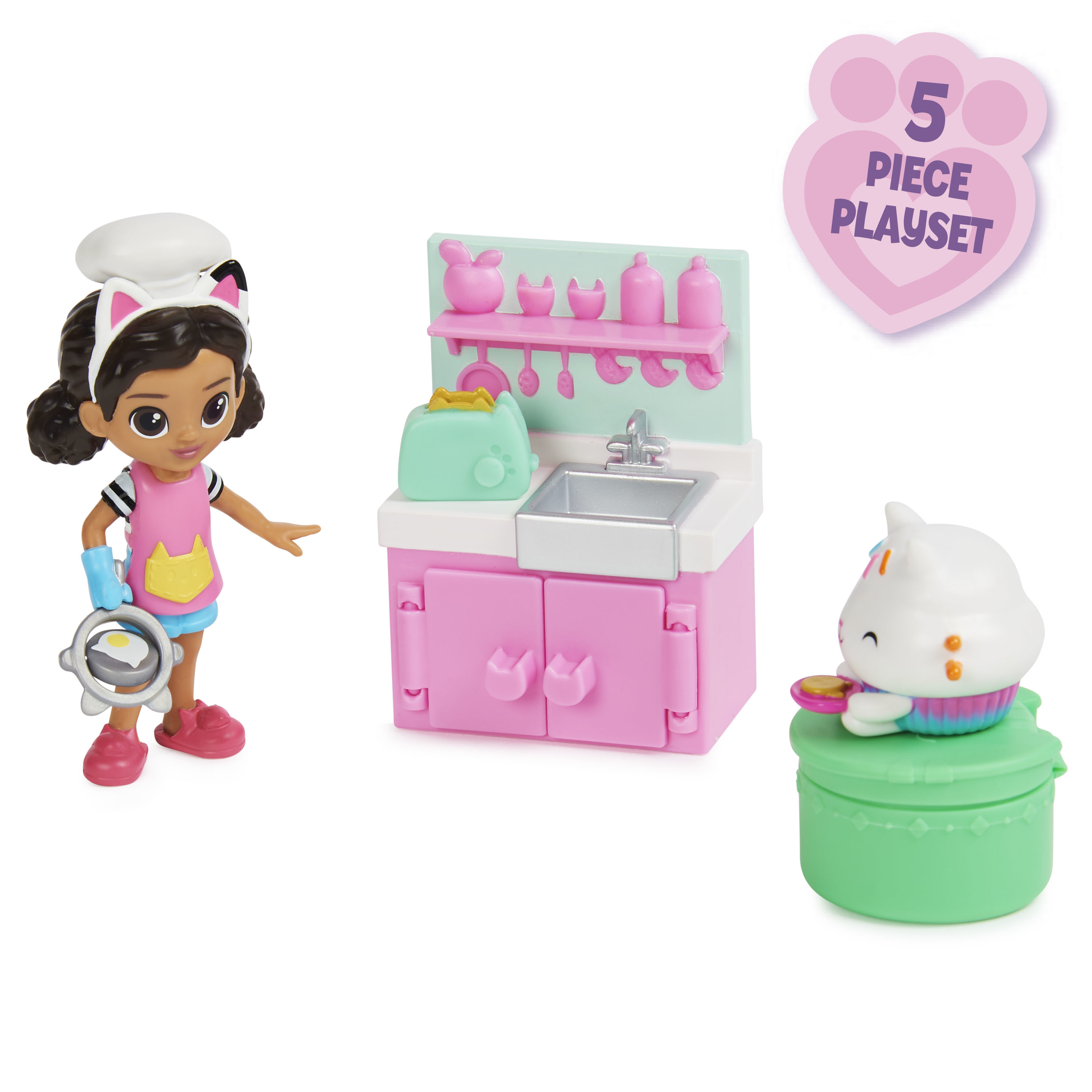 Ein Gabby's Dollhouse Spielset. Enthält Gabby, eine Kücheneinheit und eine Cupcake-Figur auf einem grünen Ständer.