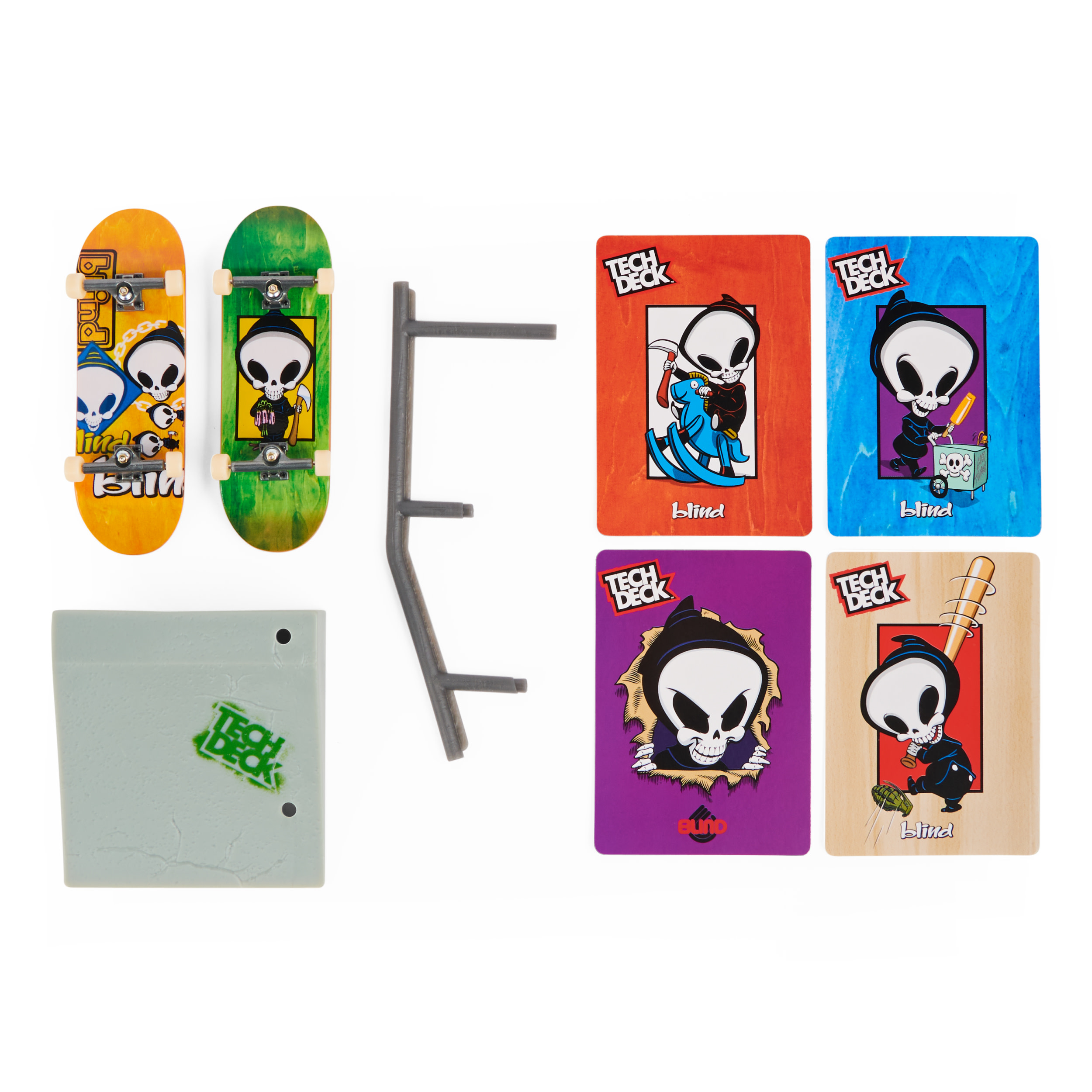 Tech Deck Skateboards, Rampe und Karten mit Skelett-Designs auf weißem Hintergrund.