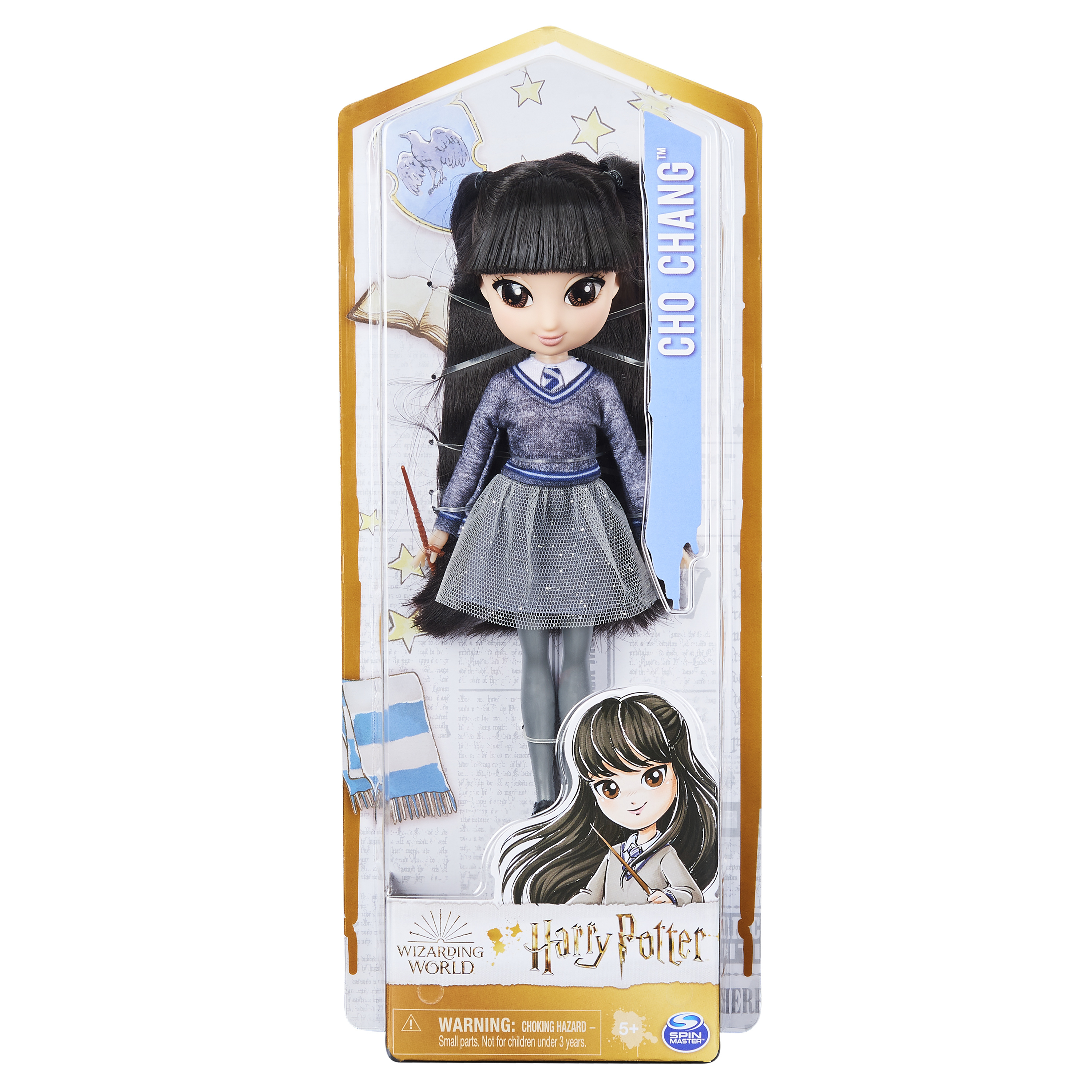 Eine Cho Chang-Puppe in Verpackung aus der Harry Potter Wizarding World. Weißer Hintergrund.
