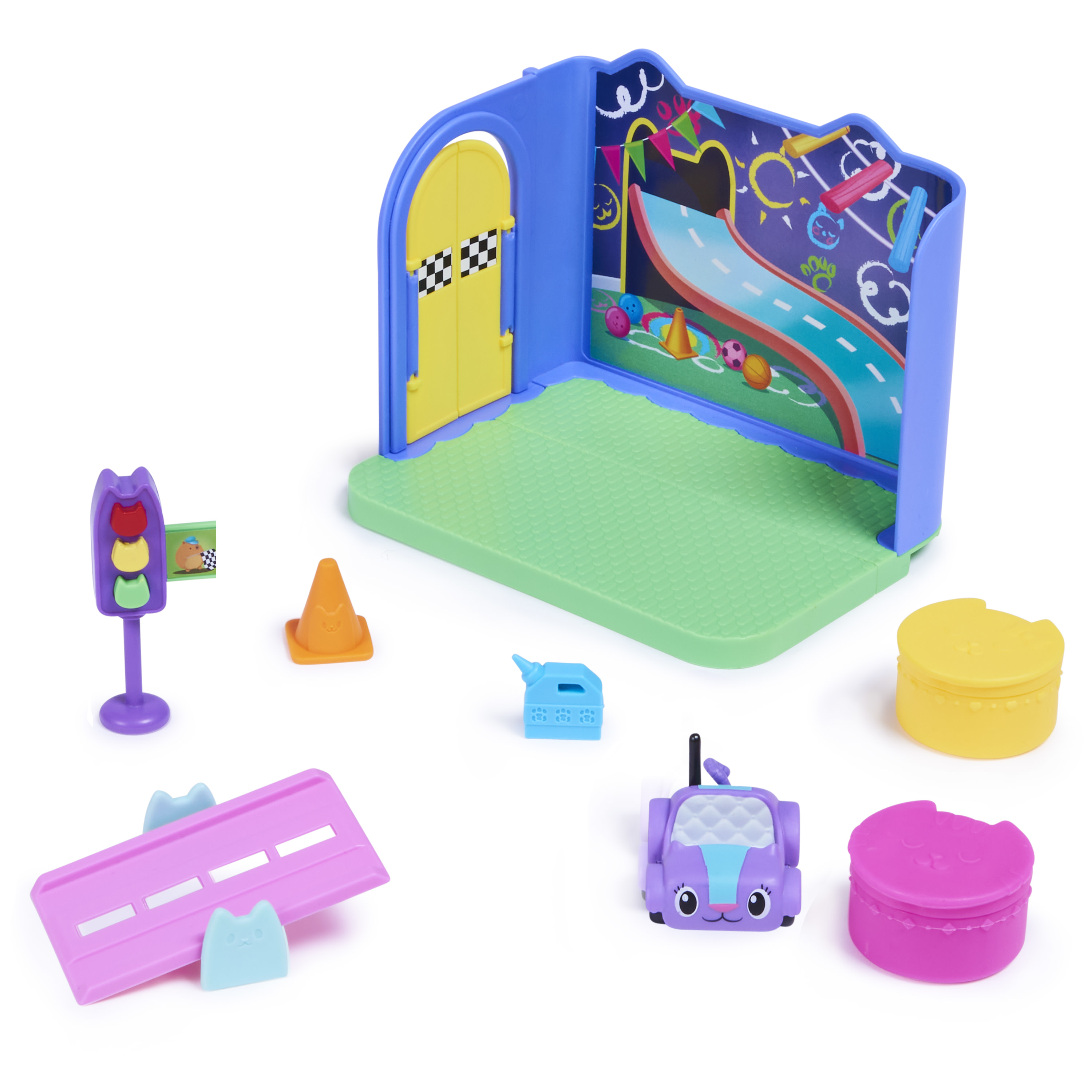 Ein Spielzeug-Spielset mit einer Straße, einem Tor und verschiedenen Spielzeugautos und Zubehör.