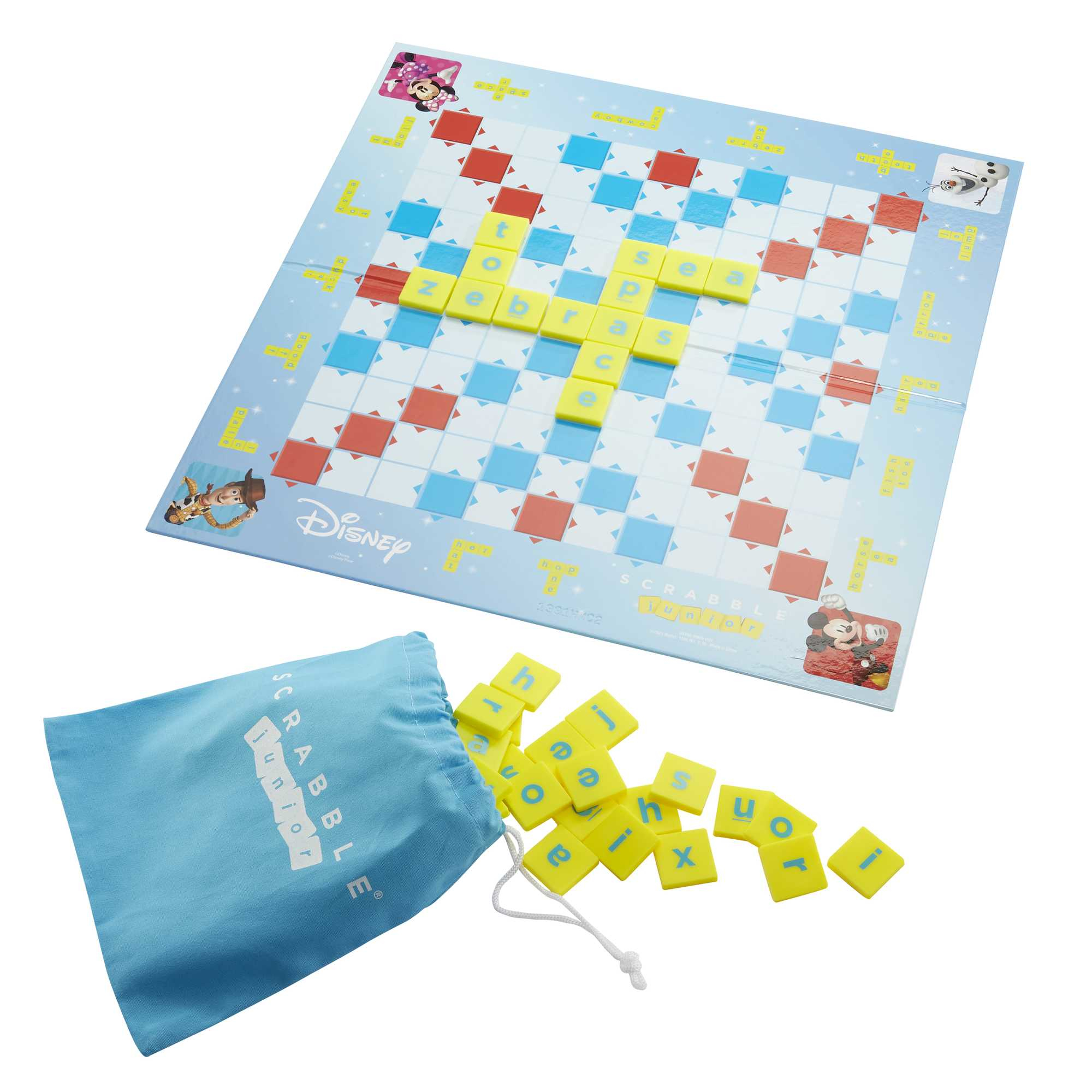 Ein Scrabble Junior Spiel mit Spielbrett, Steinen und blauem Beutel auf weißem Grund.