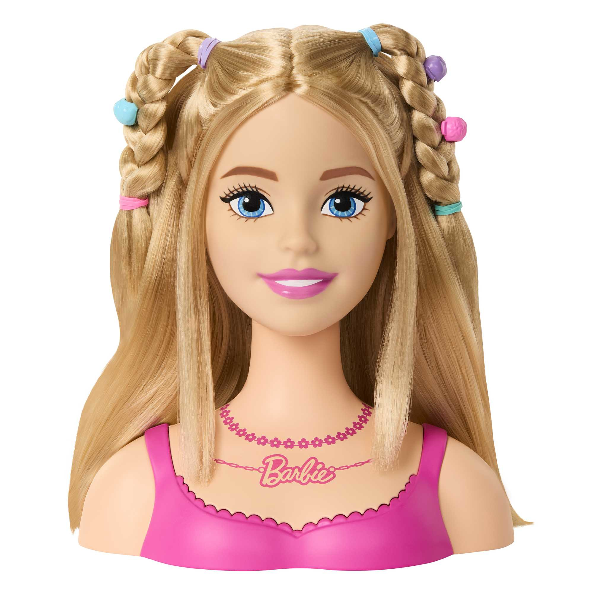 Głowa do stylizacji Barbie z blond włosami w warkoczach. Ma niebieskie oczy, różową szminkę i różowy top.