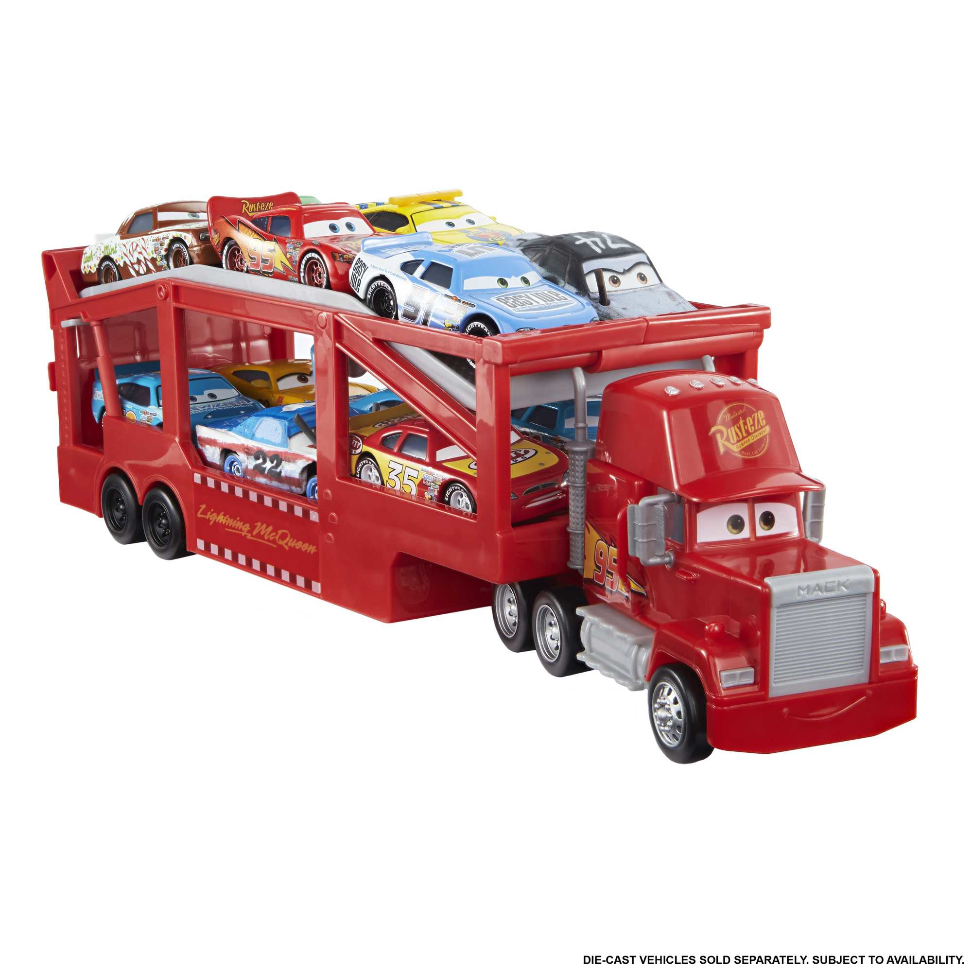 Spielzeug-Mack-Truck, der Cars-Druckgussautos transportiert. Der Truck ist rot, mit mehreren Charakterautos beladen.