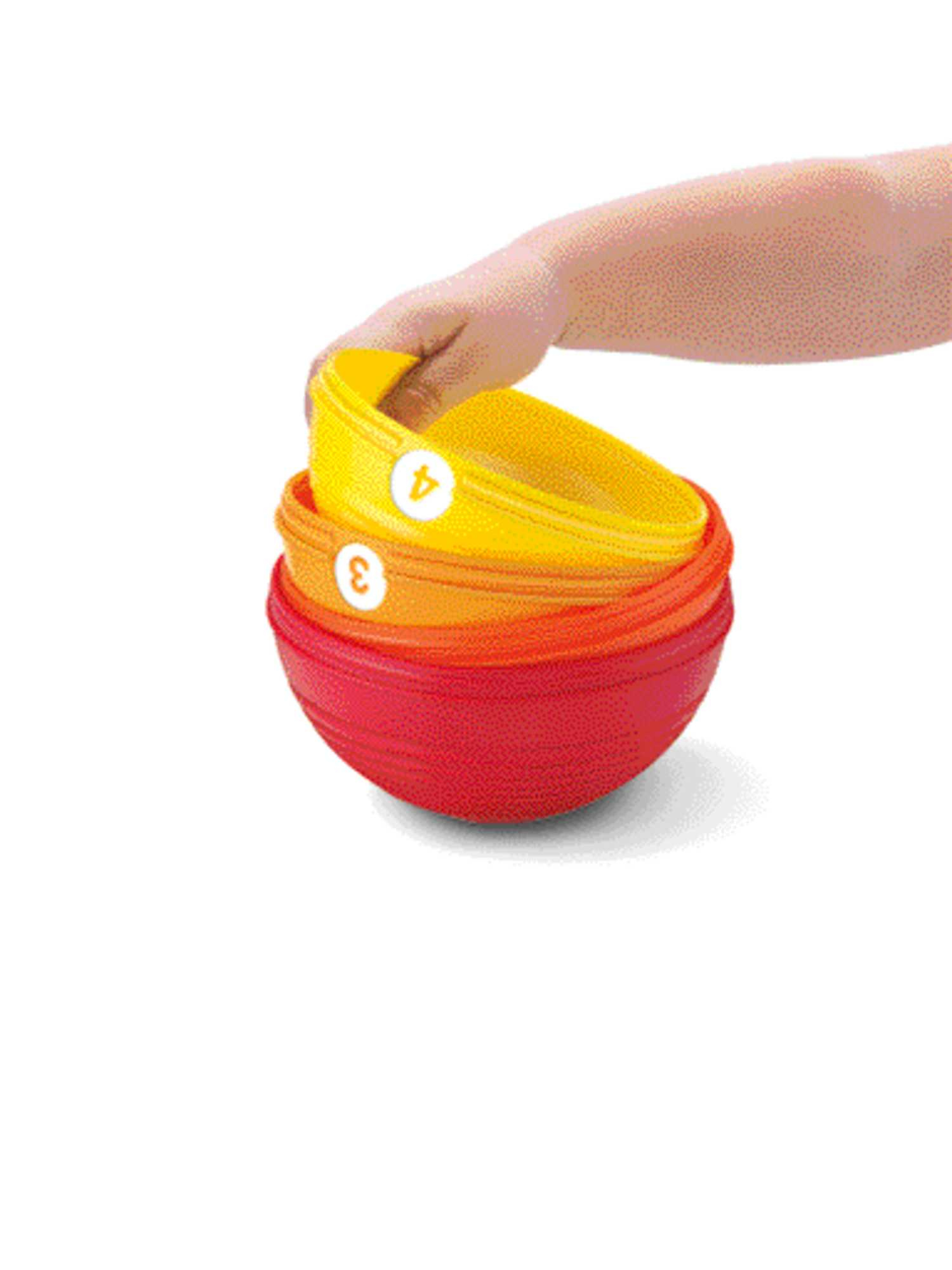 Hand legt gelbe Schüssel in einen Stapel roter, orangener und gelber Schüsseln, nummeriert 3 und 4, auf Weiß.