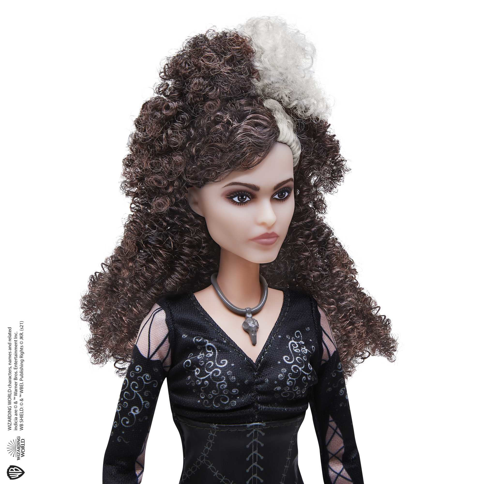 Bambola con capelli castani ricci e vestito nero.