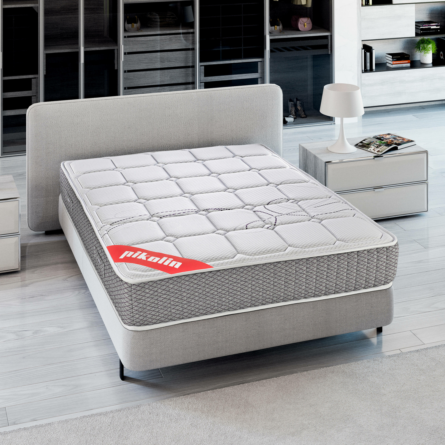 Cama con colchón blanco y base gris, en ambiente de dormitorio.