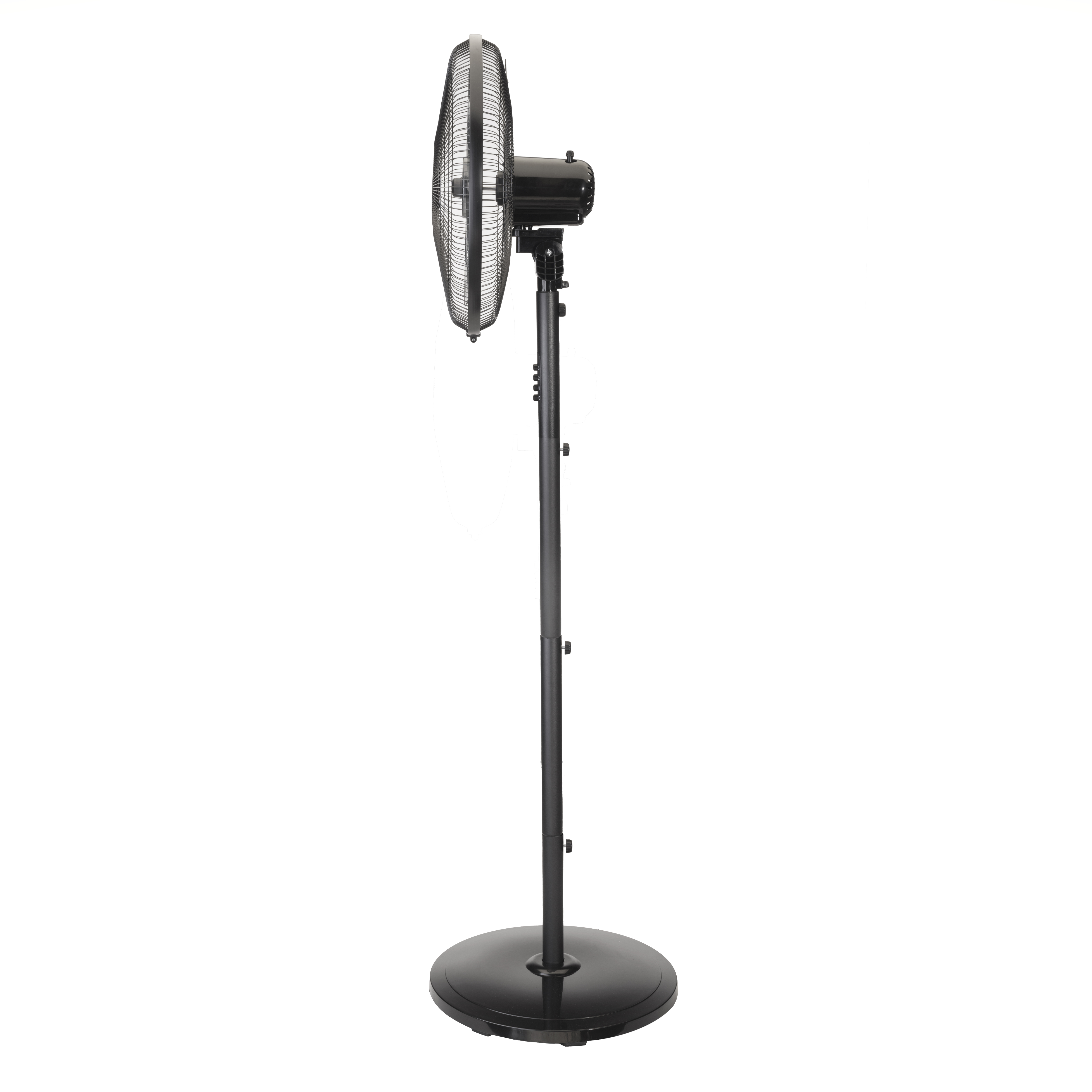 Zwarte ventilator op voet, zijaanzicht. Ronde voet, verstelbare hoogte en schuine kop.