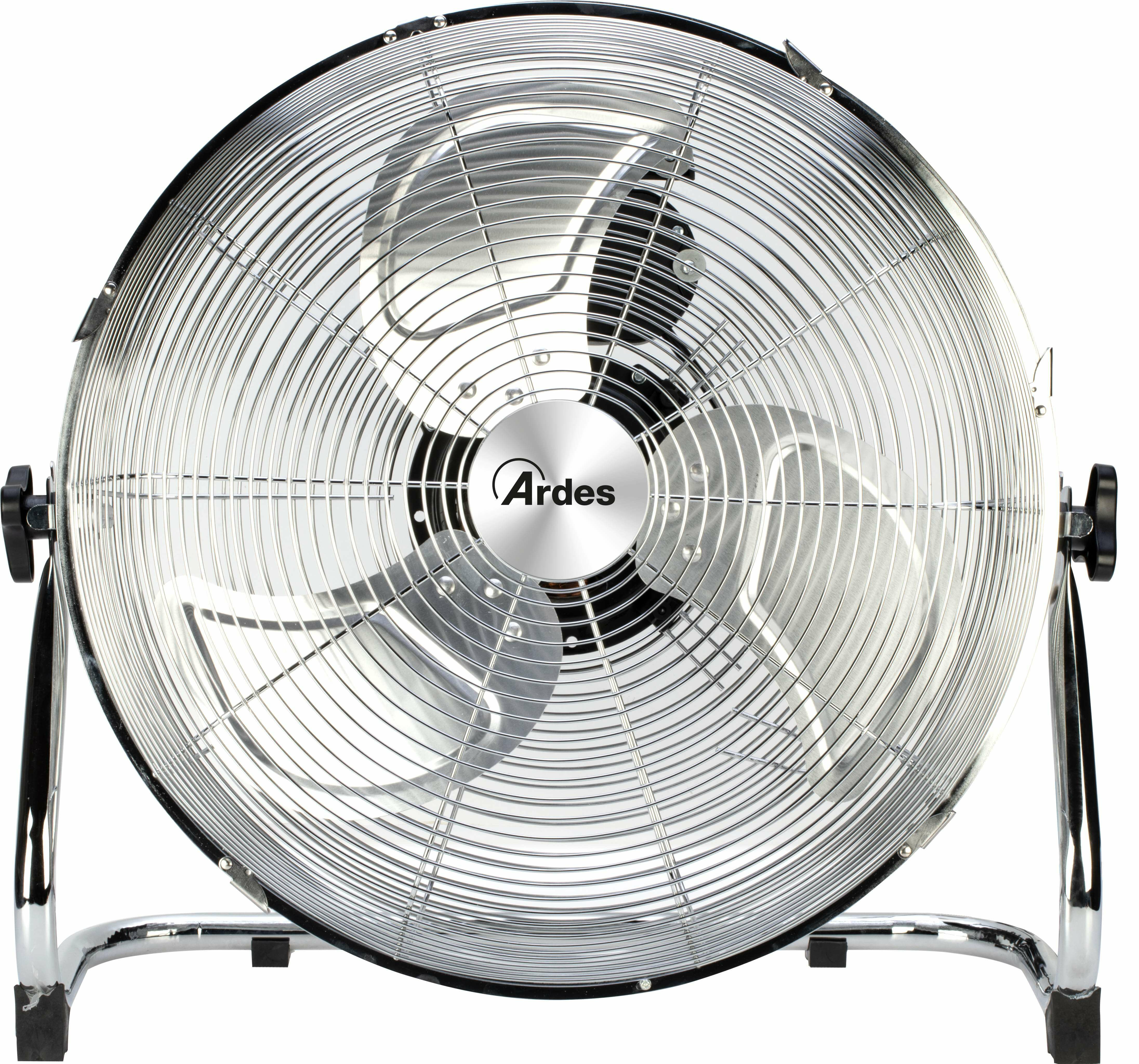 Duży okrągły wentylator z chromowanym wykończeniem. Białe tło.