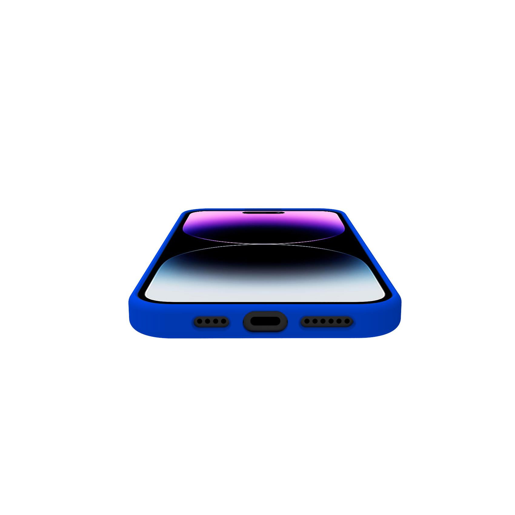 Telefono con custodia blu. Il telefono è nero.