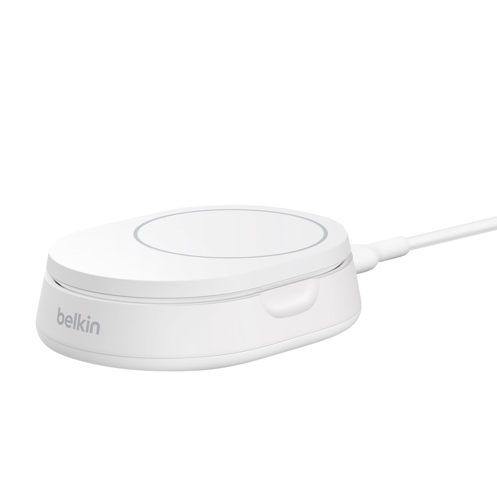 Weißes kabelloses Ladegerät mit weißem Kabel und dem Belkin-Logo.