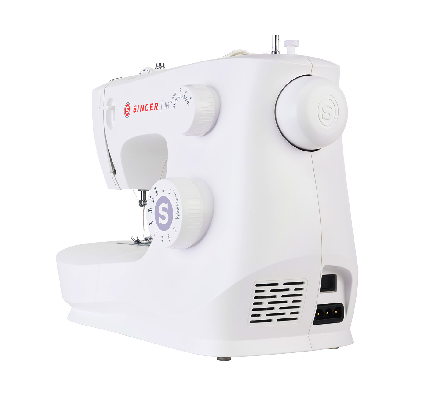 Biała maszyna do szycia z logo Singer. Posiada pokrętła i igłę, na białej powierzchni.