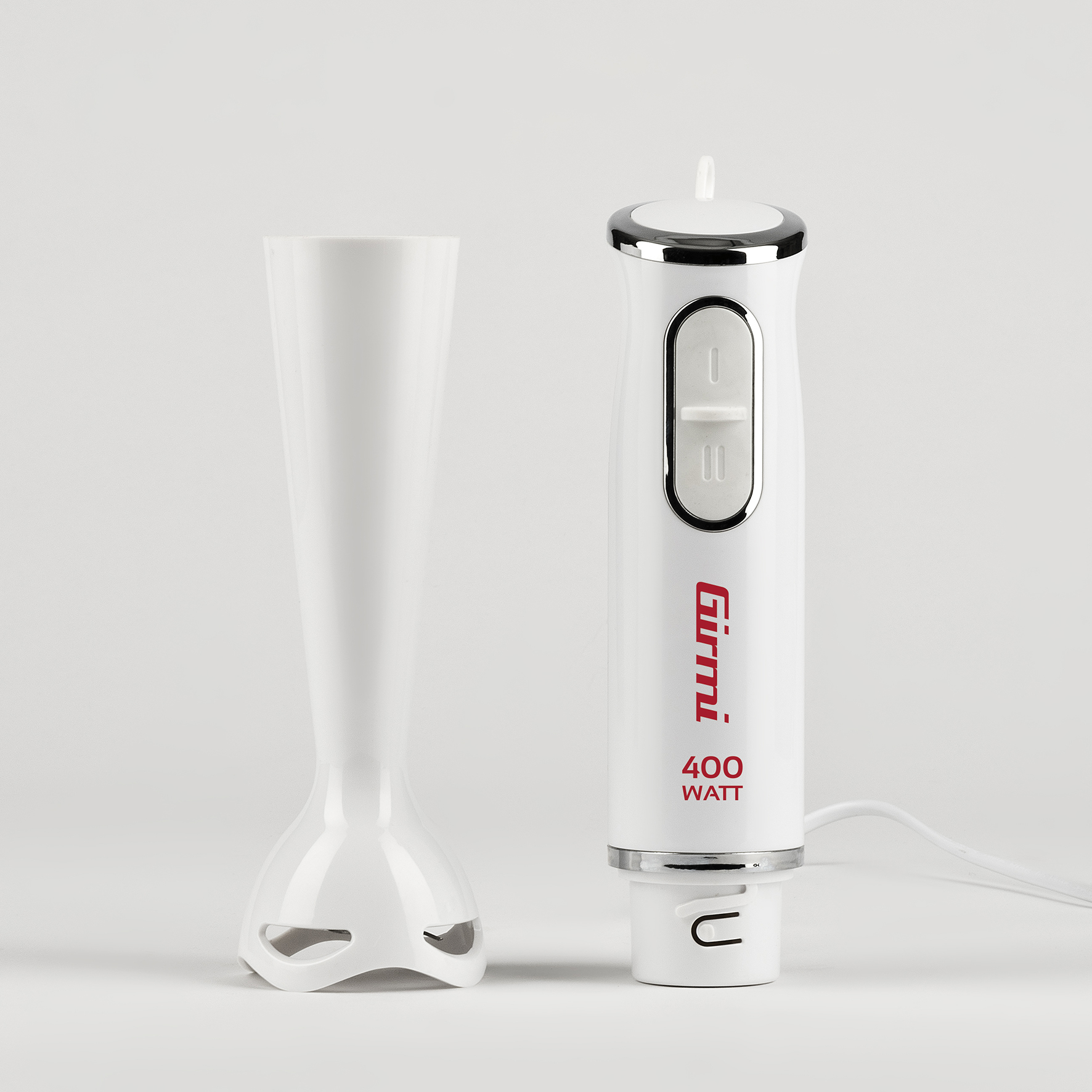 Biały blender ręczny z osobnym białym nasadką do mieszania, na białym tle.