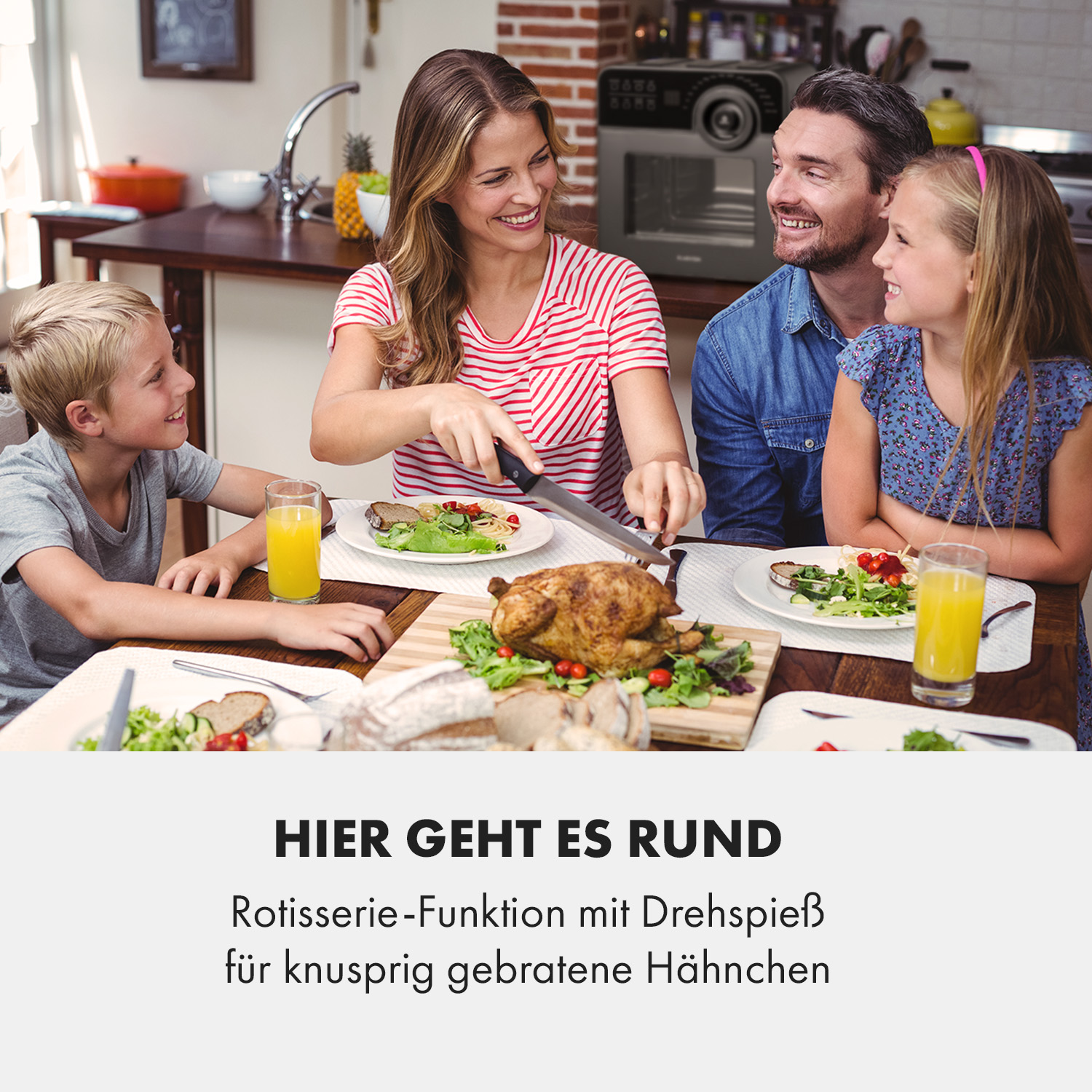 Familie am Tisch mit Essen. Text unten auf Deutsch.
