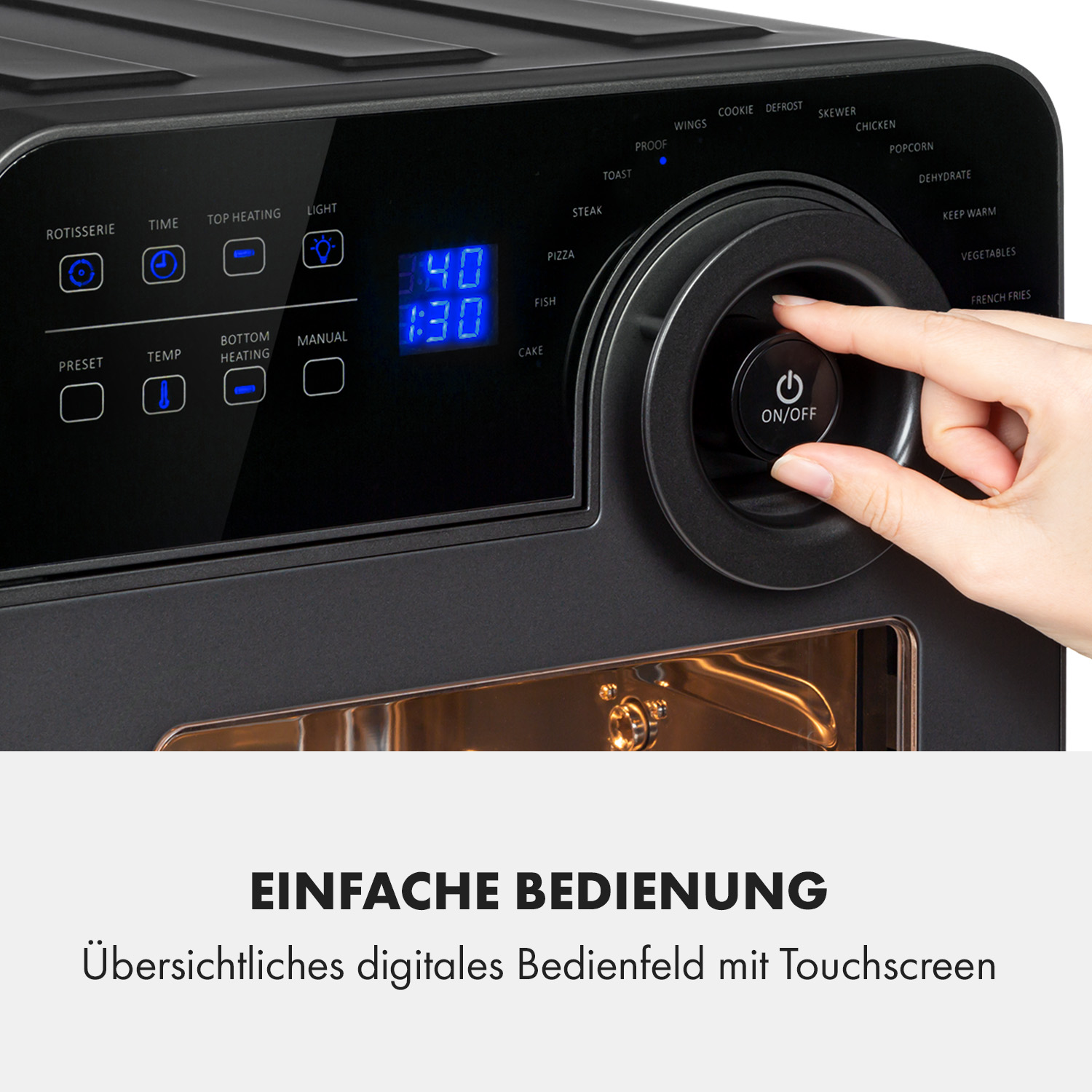 Schwarze Heißluftfritteuse mit Digitalanzeige und Drehknopf. Eine Hand dreht den Knopf. Weißer Hintergrund.