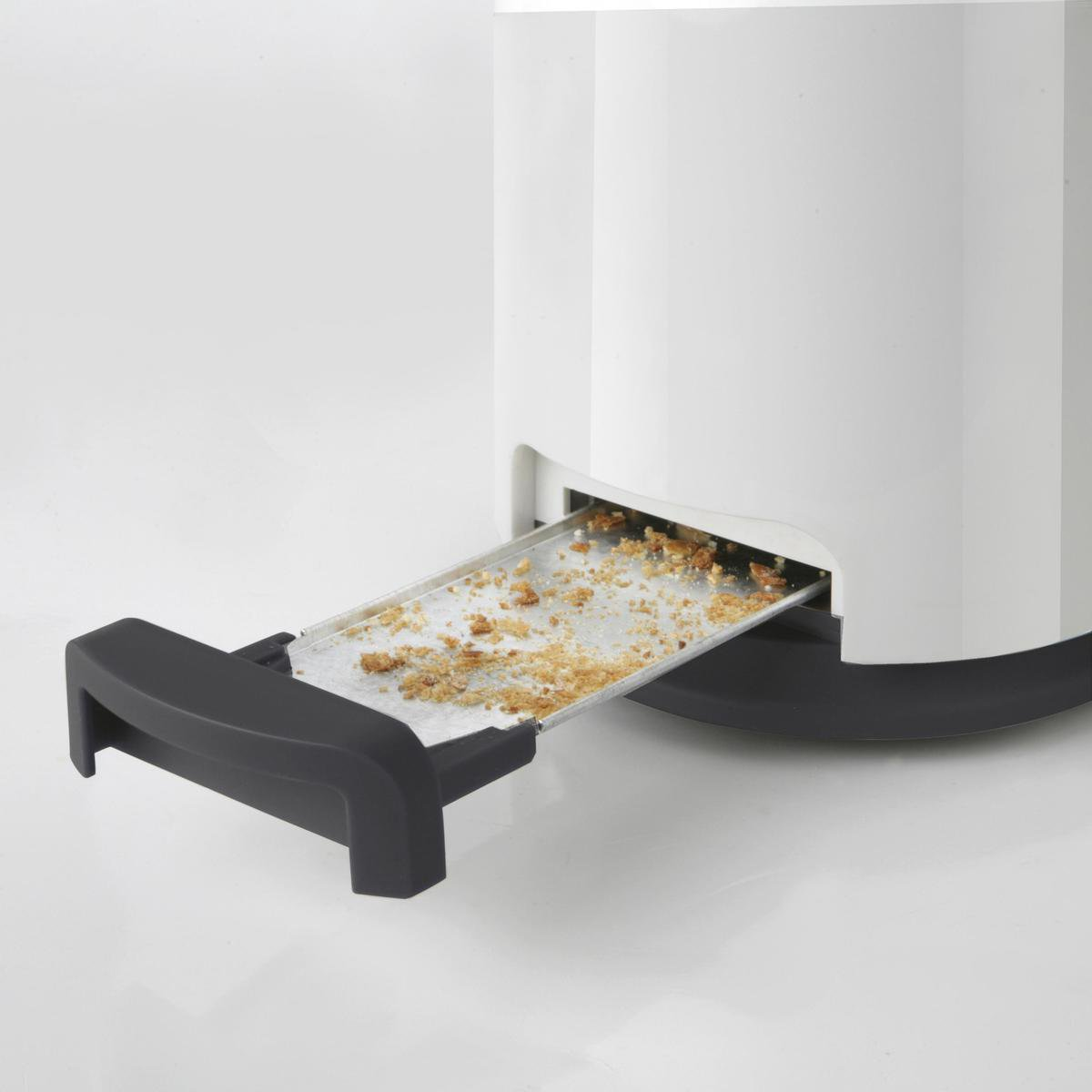 Toster z wysuniętą tacką na okruchy, pokazujący okruchy.