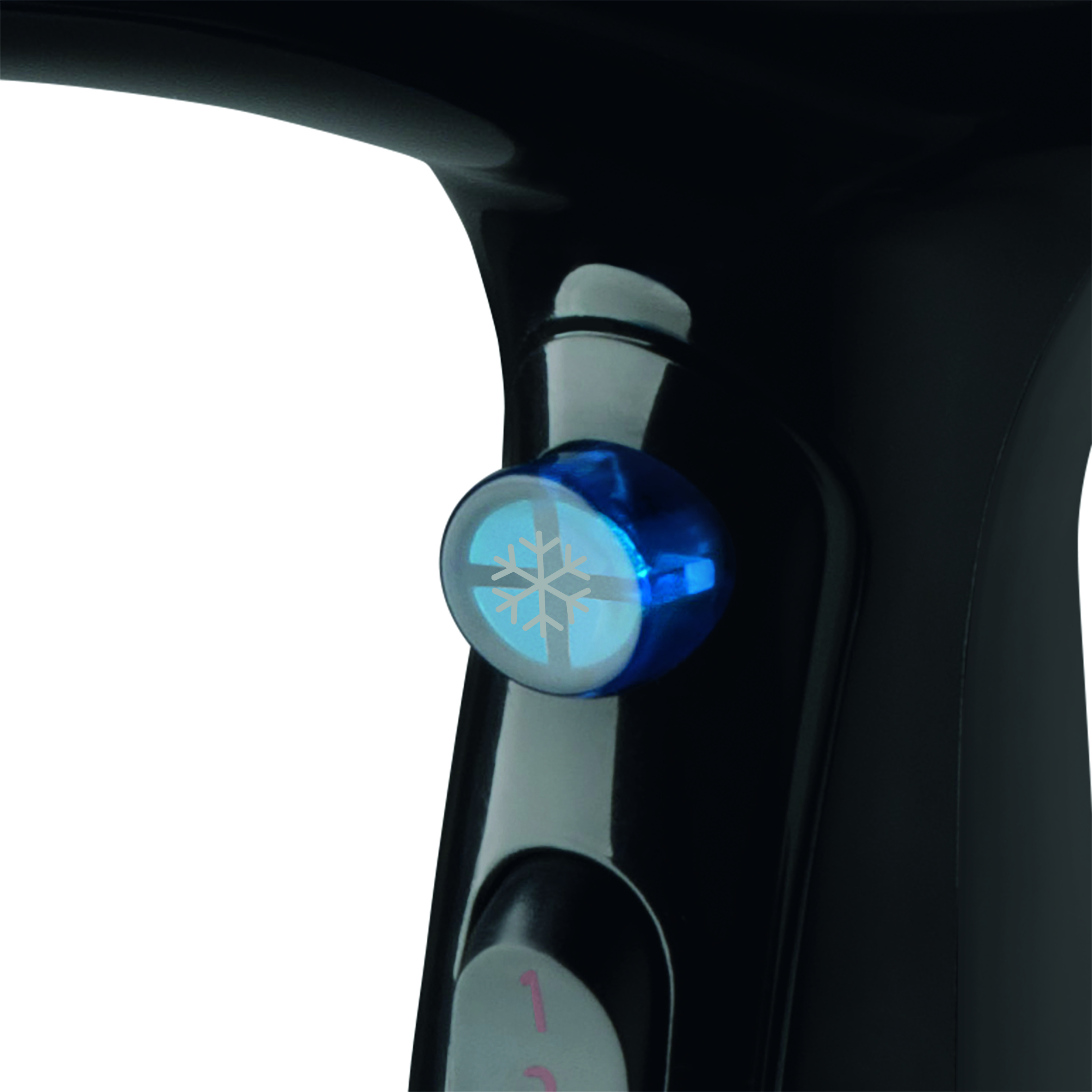 Zbliżenie czarnej suszarki do włosów z niebieskim przyciskiem. Przycisk ma ikonę płatka śniegu.