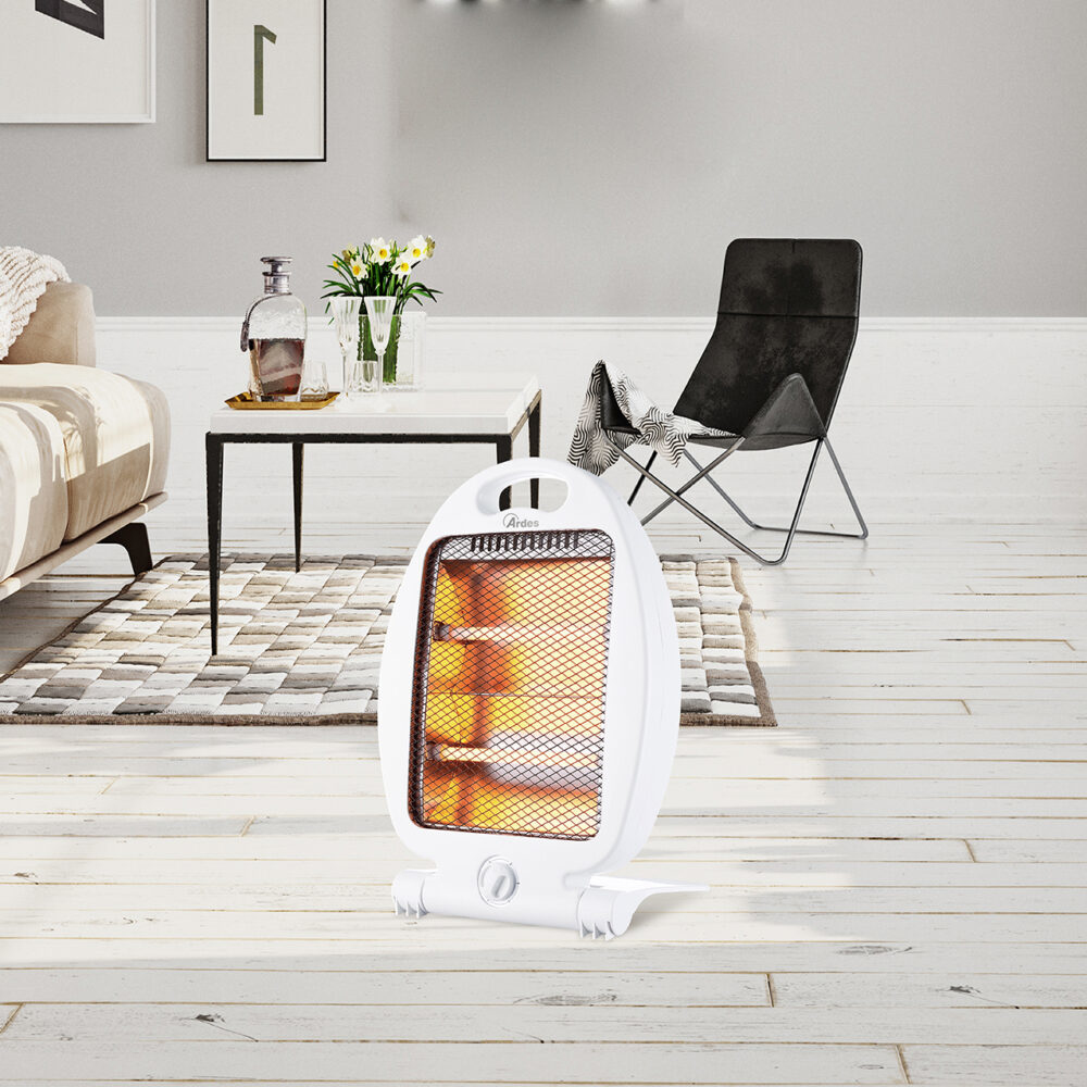 Biały grzejnik elektryczny w pokoju. Stół, krzesło i inne przedmioty w tle.