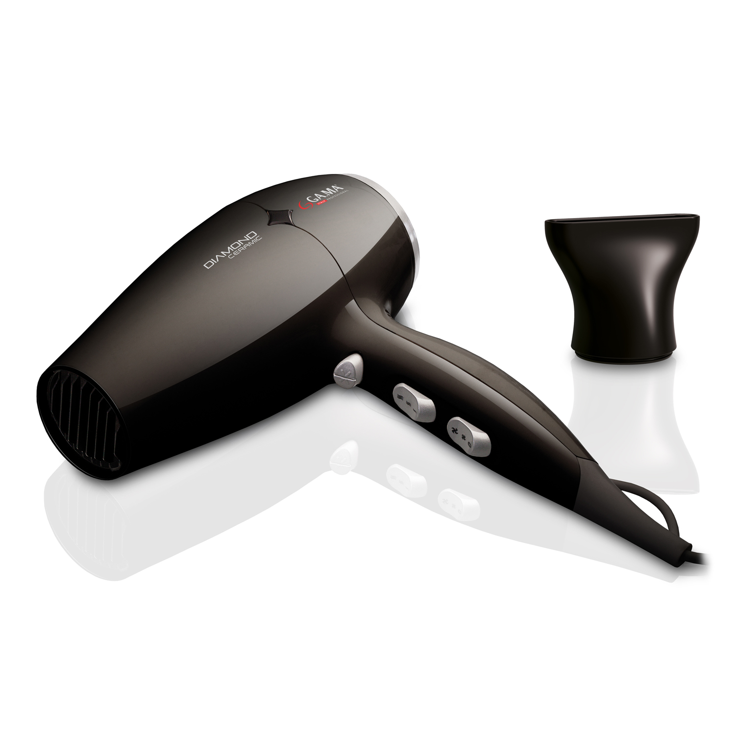 Czarna suszarka do włosów z dyszą na białym tle. Widoczna nazwa marki. Błyszczące wykończenie i odbicie.