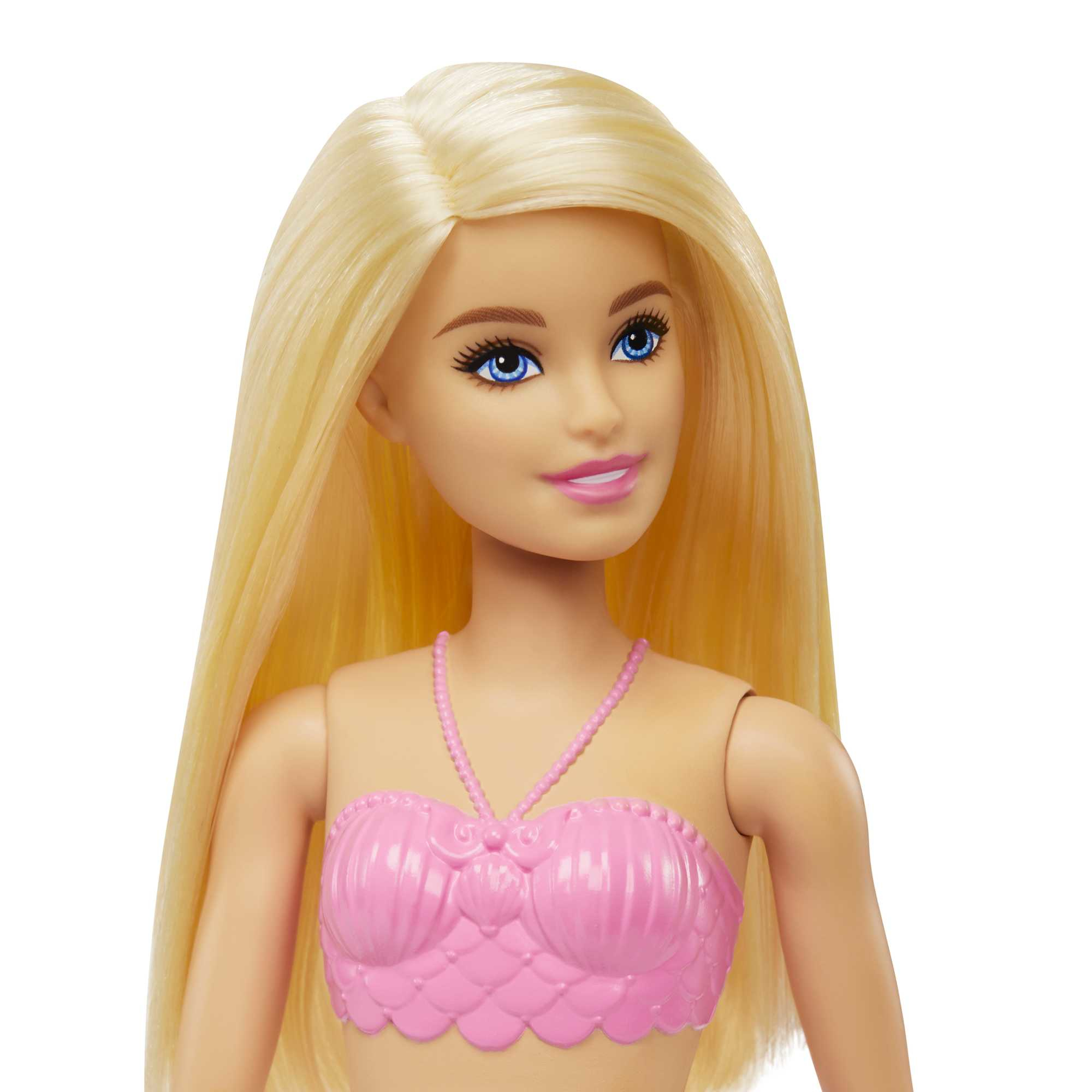 Blonde Barbie-Puppe mit pinkfarbenem Muschel-BH und Halskette, weißer Hintergrund.