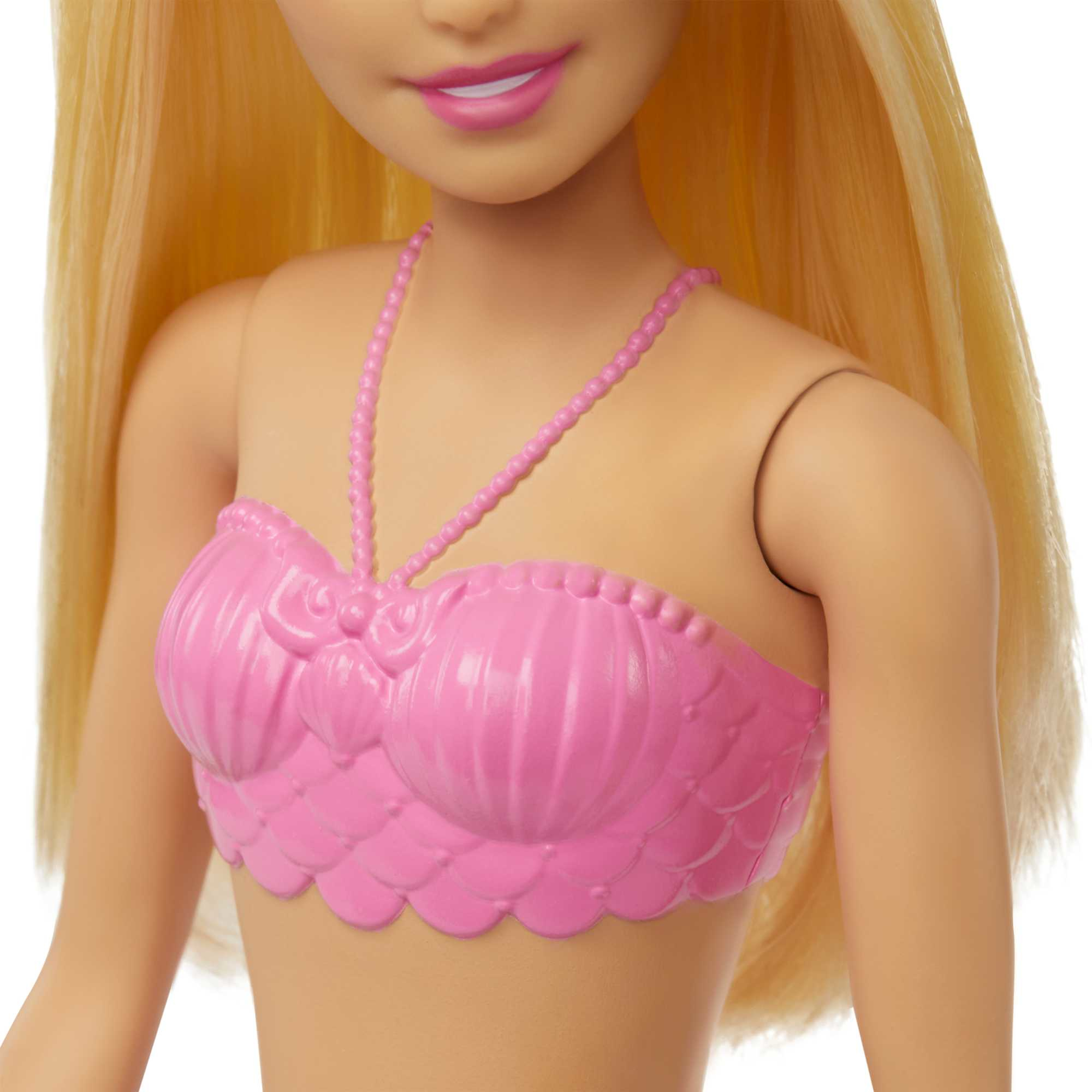 Nahaufnahme von Barbies Brust mit einem pinkfarbenen, muschelartigen Oberteil.