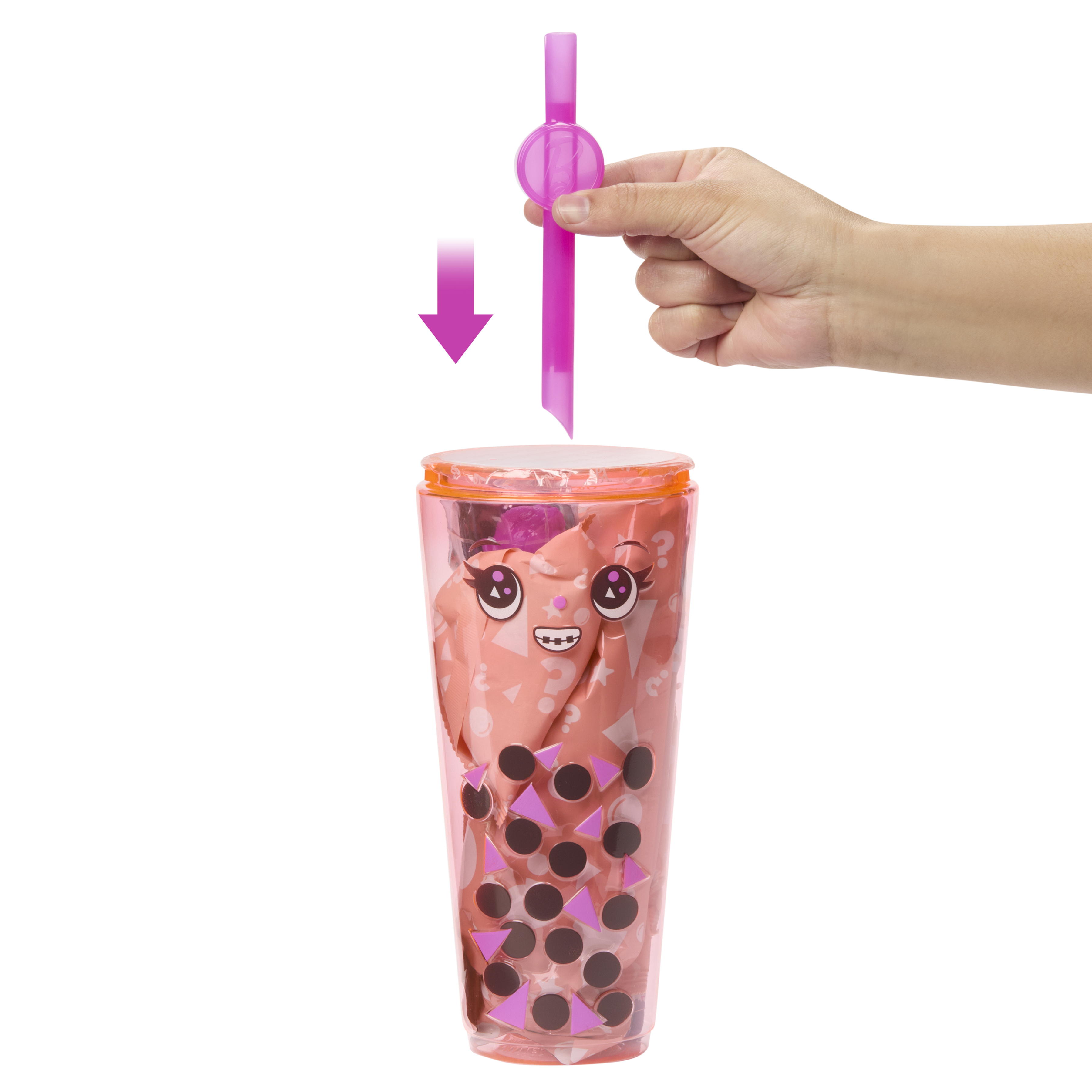 Eine Hand steckt einen rosa Strohhalm in einen durchsichtigen Becher mit rosa Boba-Design.