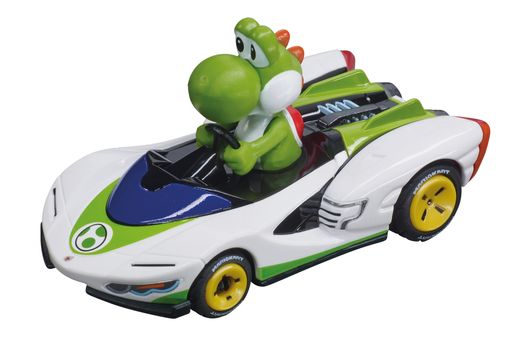 Yoshi conduisant une voiture jouet Mario Kart blanche et verte.
