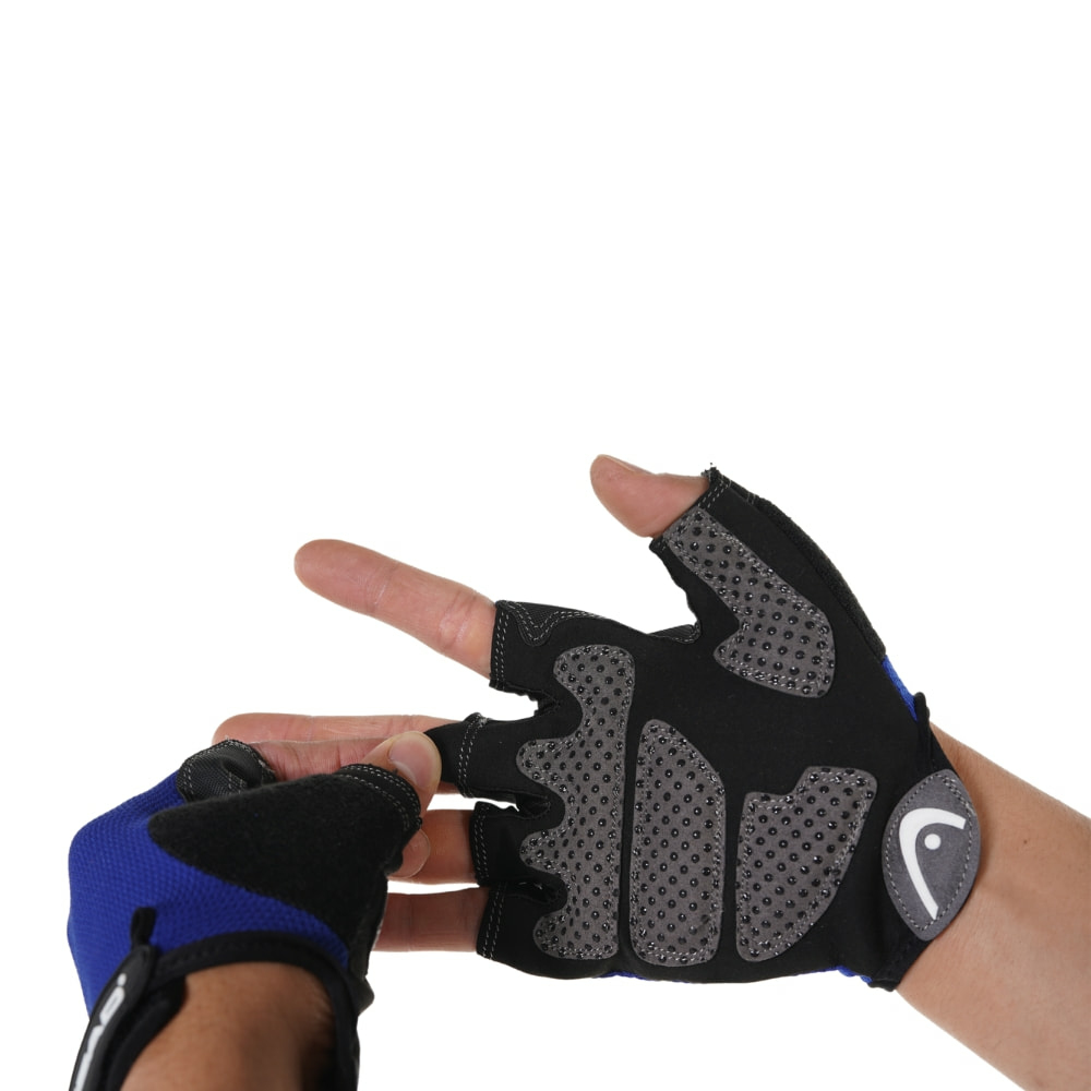 Un paio di guanti da allenamento neri e blu. Una mano ne indossa uno e l'altro è vicino.