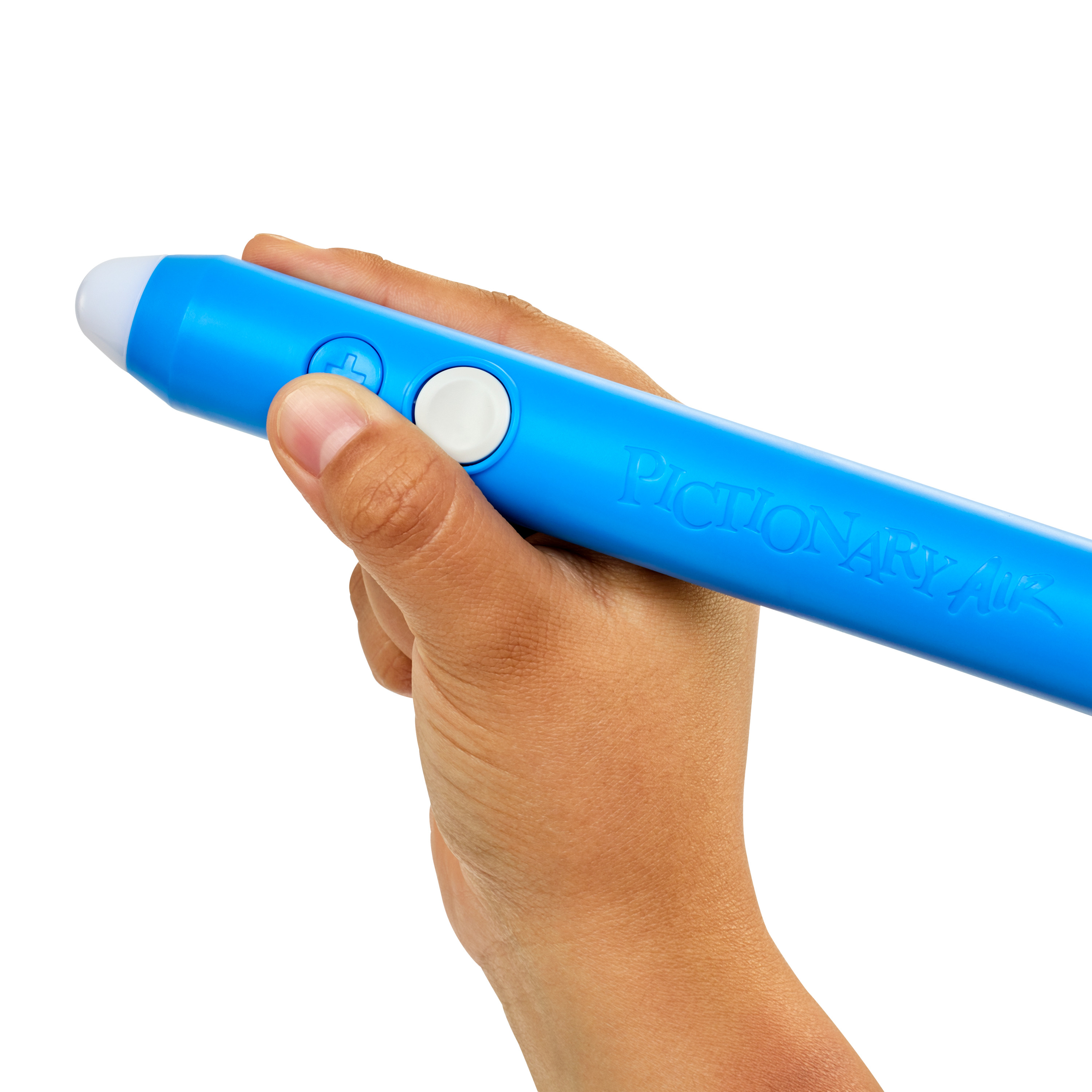 Una mano sosteniendo un bolígrafo Pictionary Air azul. El bolígrafo tiene botones y texto.