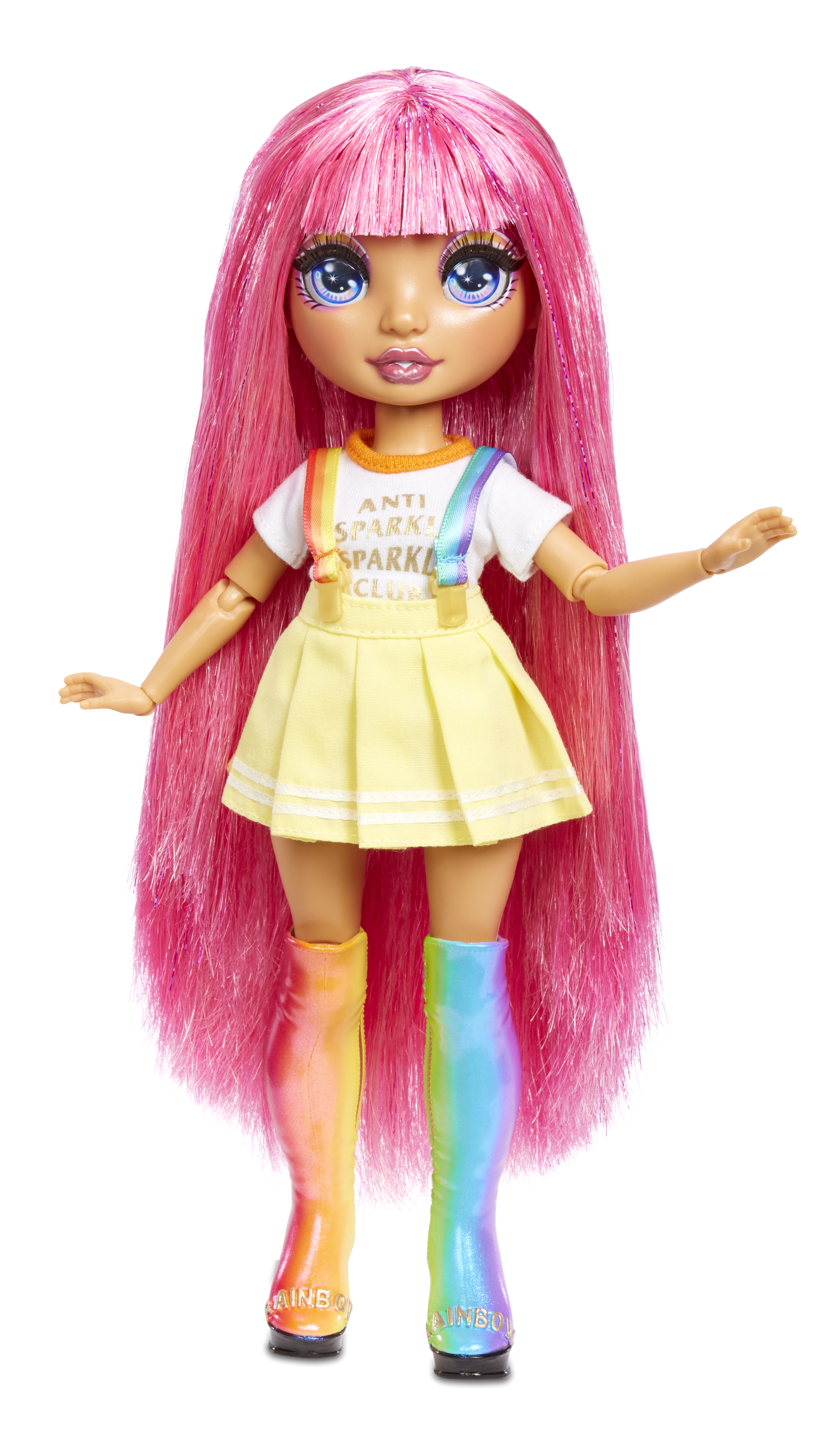 Una muñeca con pelo largo rosa, que lleva una camisa blanca, una falda amarilla y botas arcoíris.