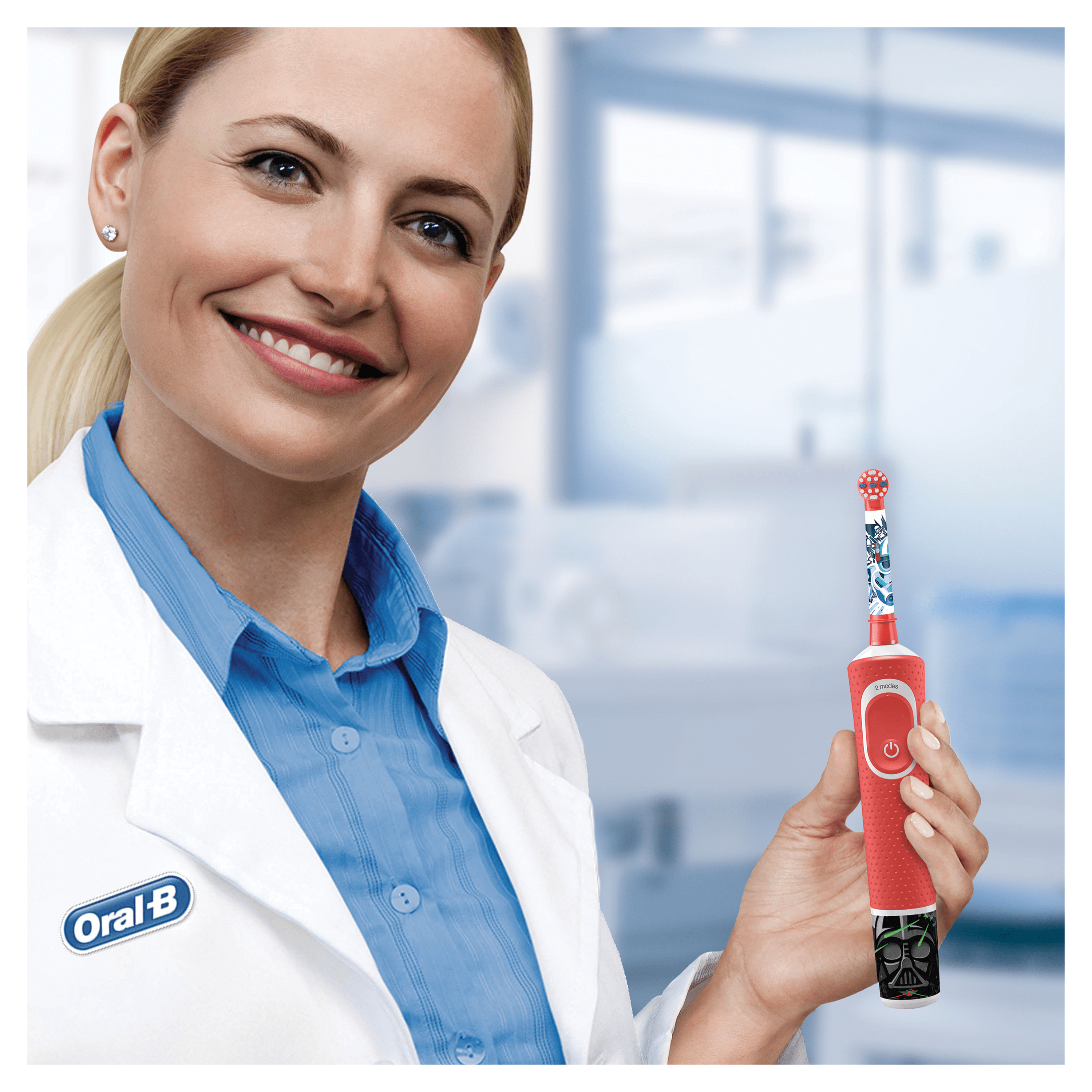 Frau hält eine rote Star Wars Zahnbürste. Oral-B Logo. Weißer Hintergrund.