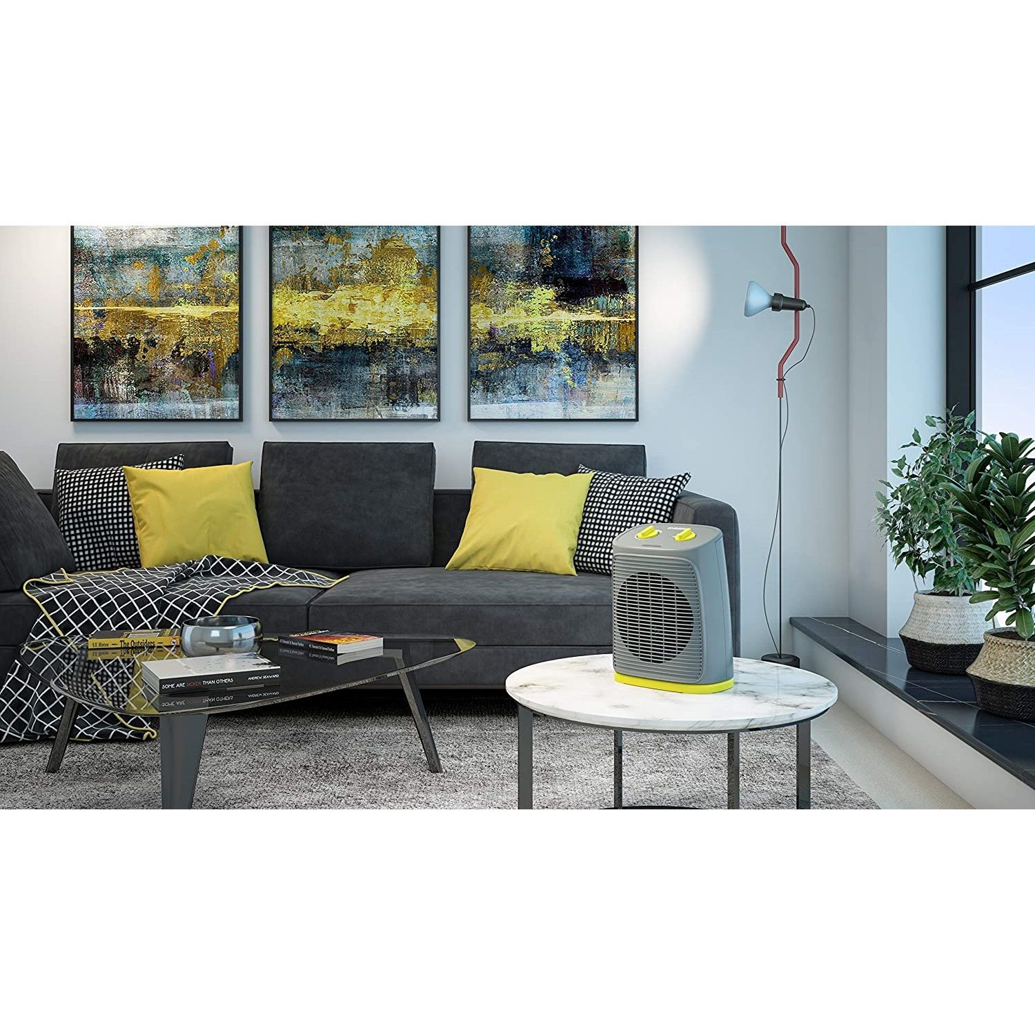 Scena pokoju z szaro-żółtym grzejnikiem na stoliku, obok ciemnej sofy z żółtymi poduszkami.