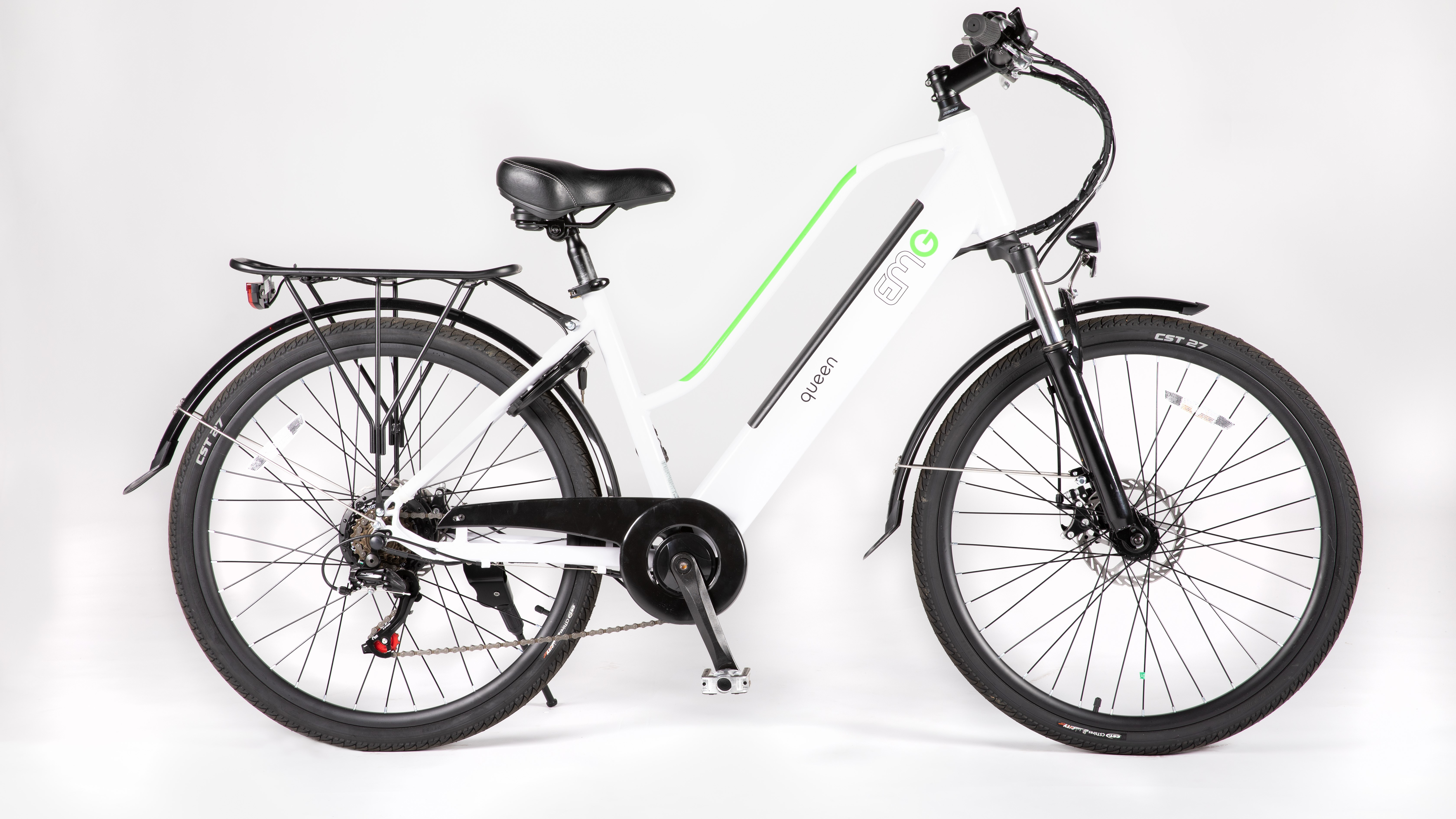 Biały rower elektryczny. Ma ramę typu step-through i czarne siodełko. Widoczna jest nazwa marki.