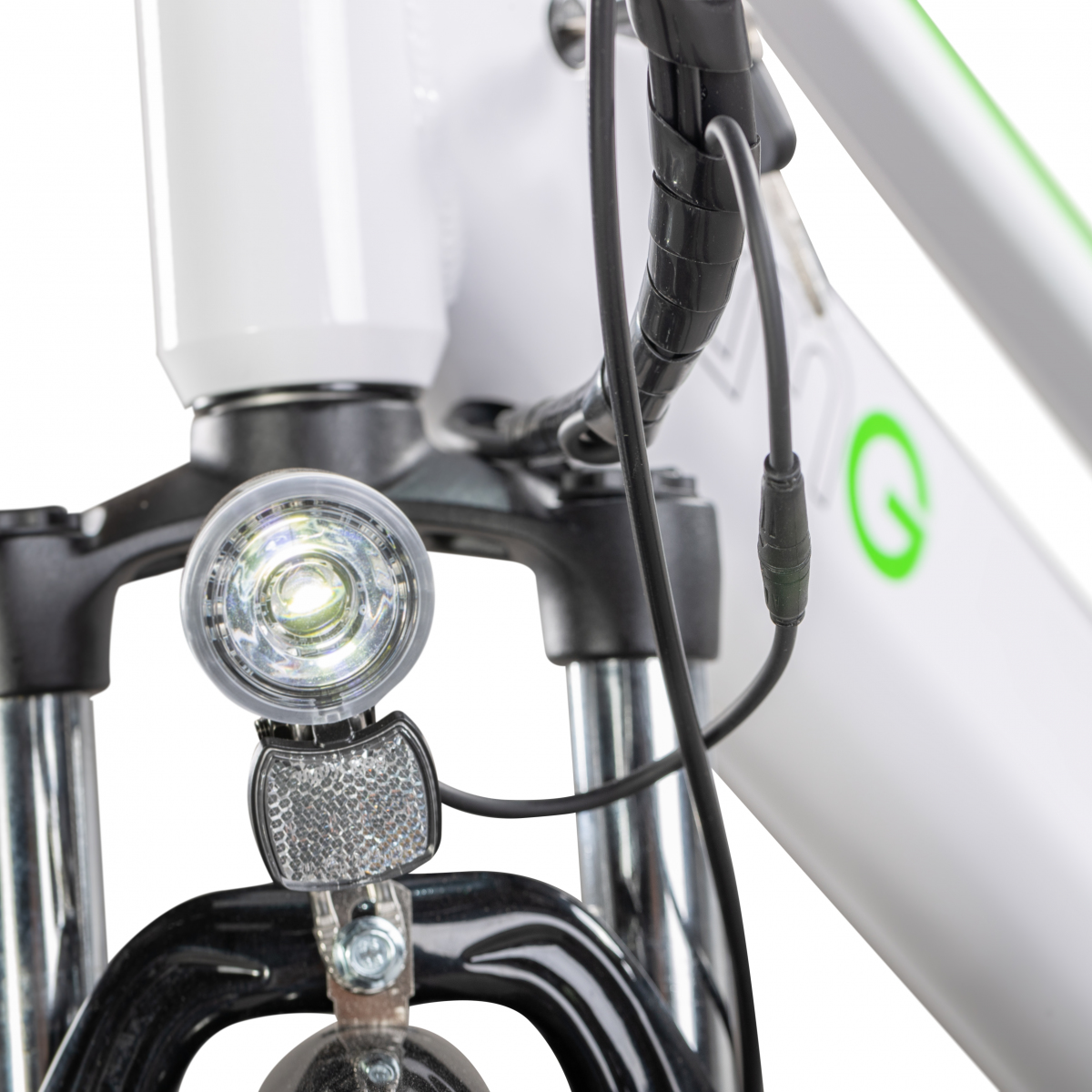 Zbliżenie przodu roweru. Widoczne białe światło i odblask. Rower na białym tle.