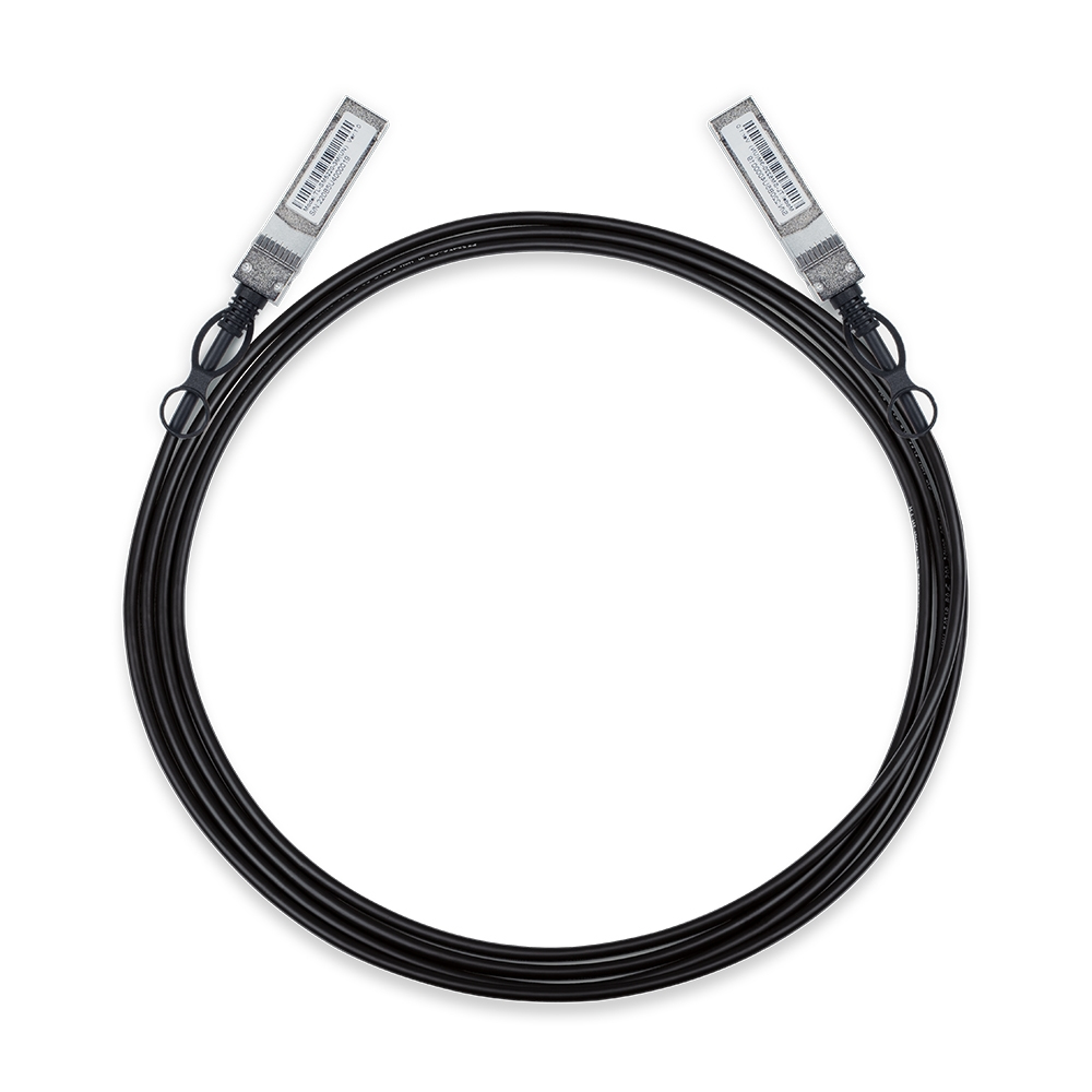 Câble réseau noir avec connecteurs sur fond blanc.