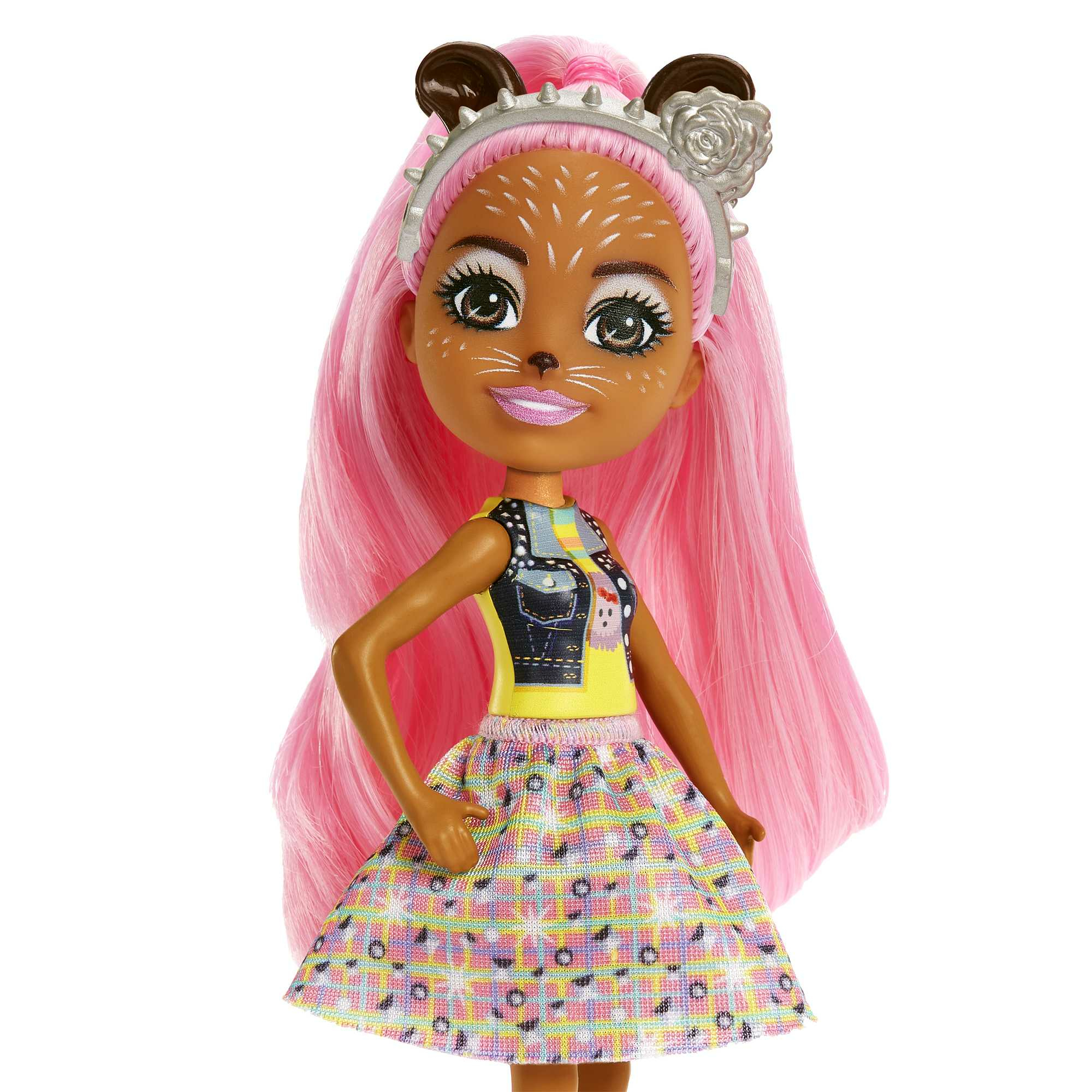 Lalka z różowymi włosami, malowaniem twarzy, żółtą koszulą i wzorzystą spódnicą.