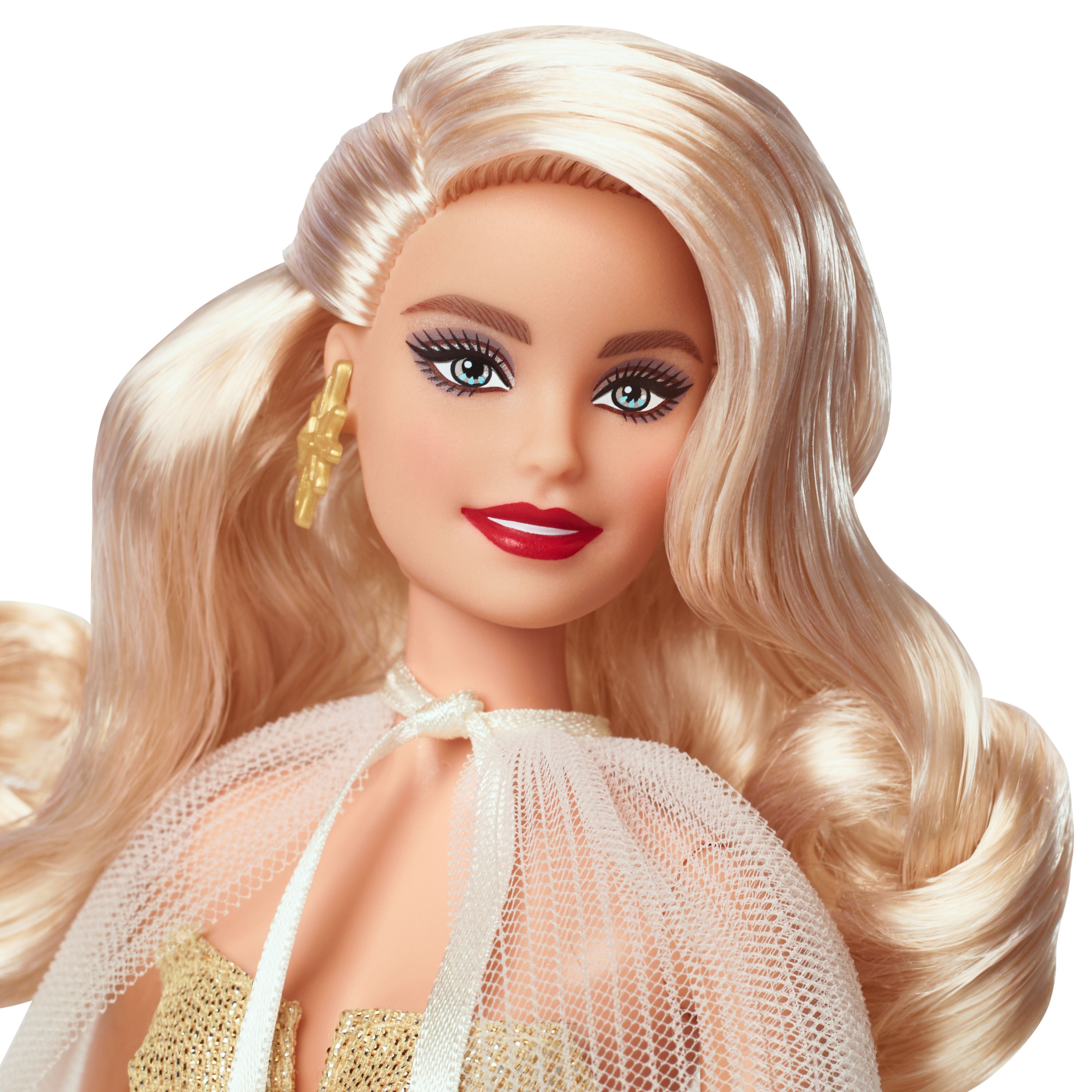Lalka Barbie z blond włosami, czerwonymi ustami i białym płaszczem, uśmiechnięta.