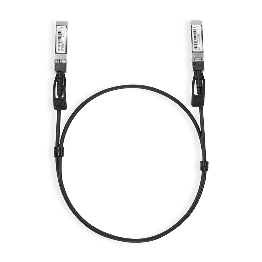 Cables SFP+ negros con conectores en cada extremo, conectados por un bucle de cable negro.