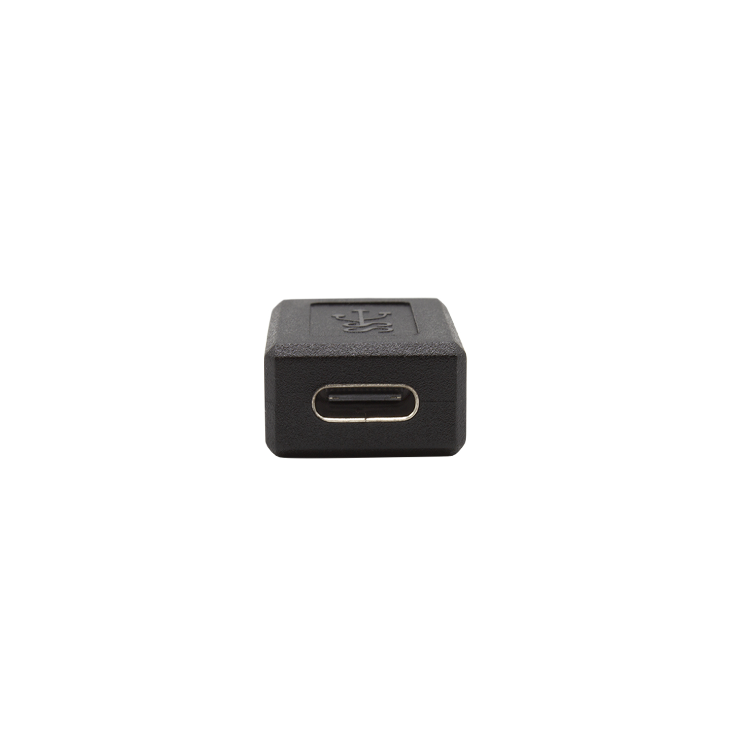 Un adattatore USB-C nero con un connettore femmina USB-C. L'adattatore è su sfondo bianco.