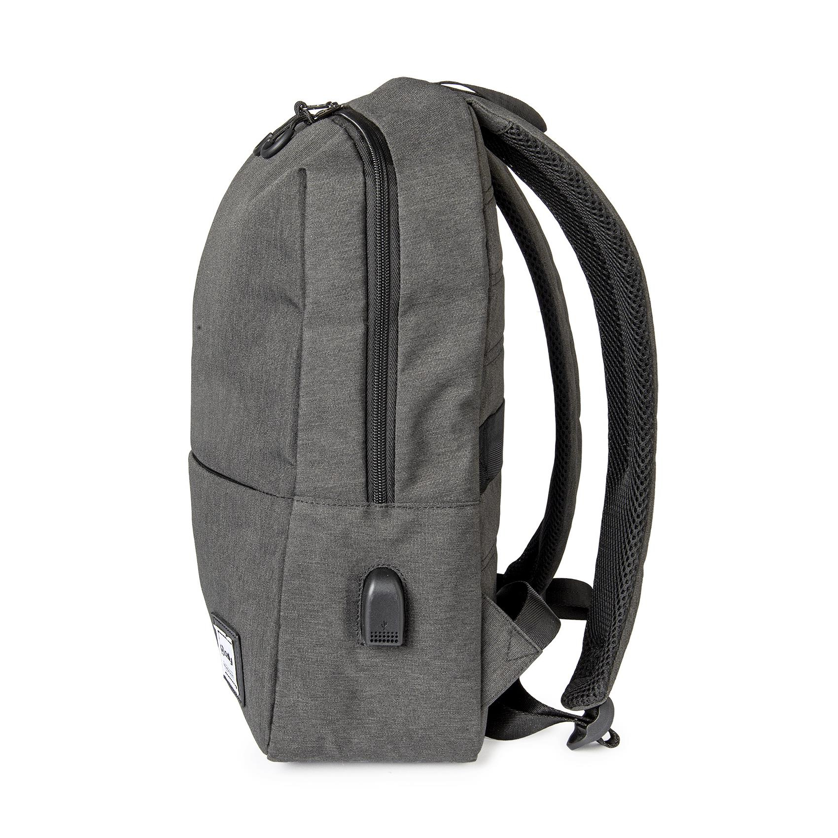 Grauer Rucksack mit schwarzen Trägern. Seitenansicht, isoliert auf Weiß. Mit USB-Anschluss.