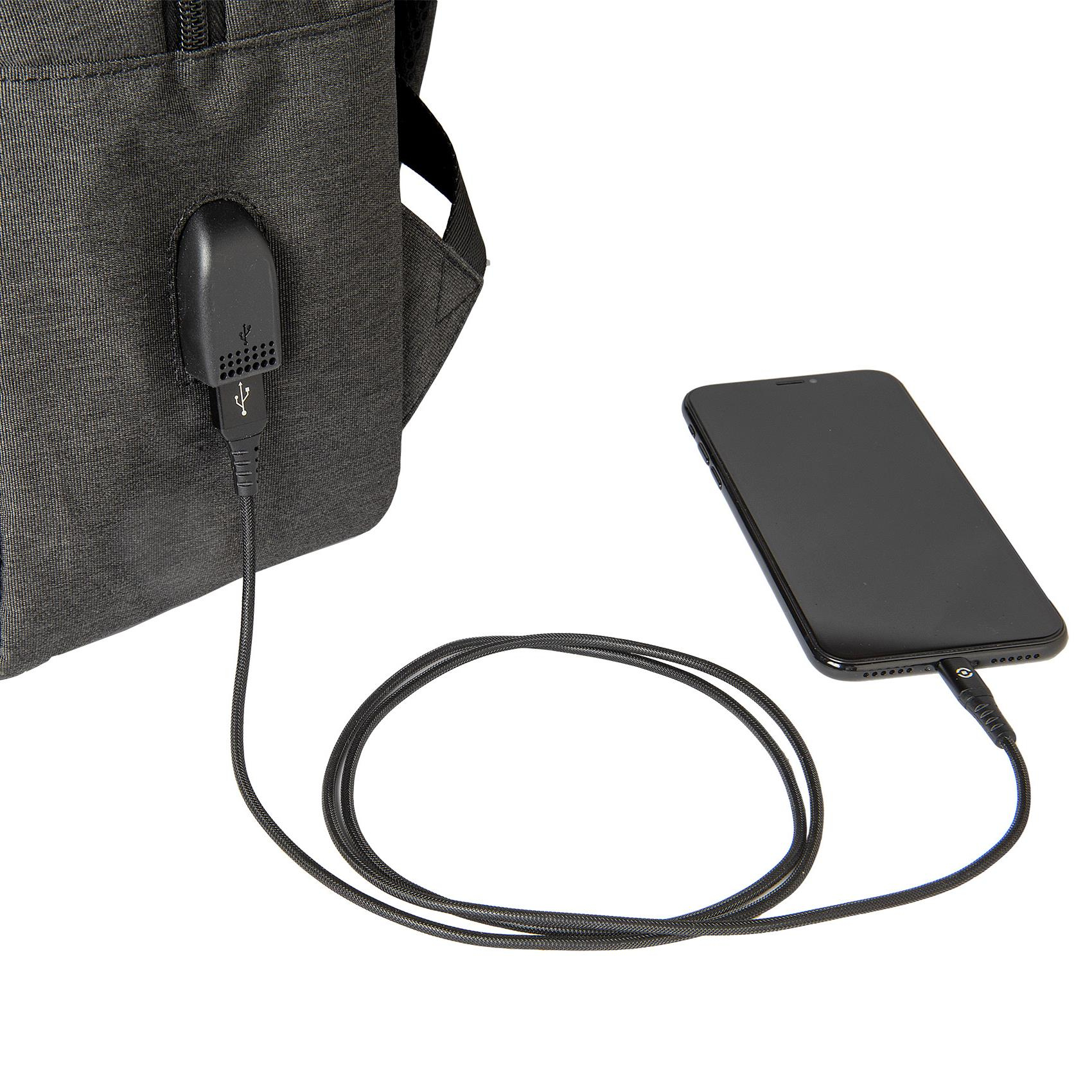 Rucksack mit Kabel, das zum Aufladen mit dem Telefon verbunden ist.
